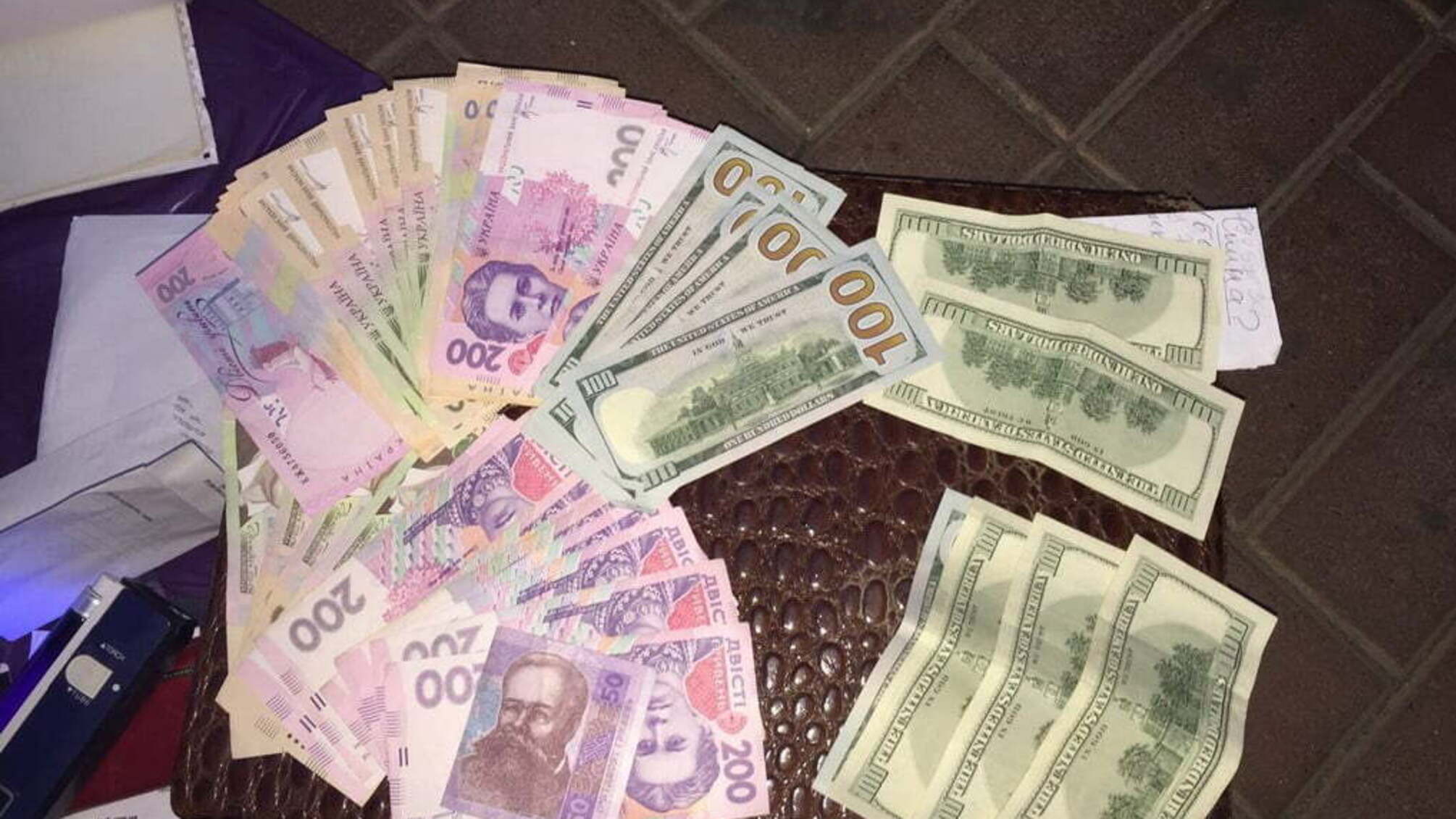 Двоє поліцейських 'погоріли' на хабарі на Запоріжжі