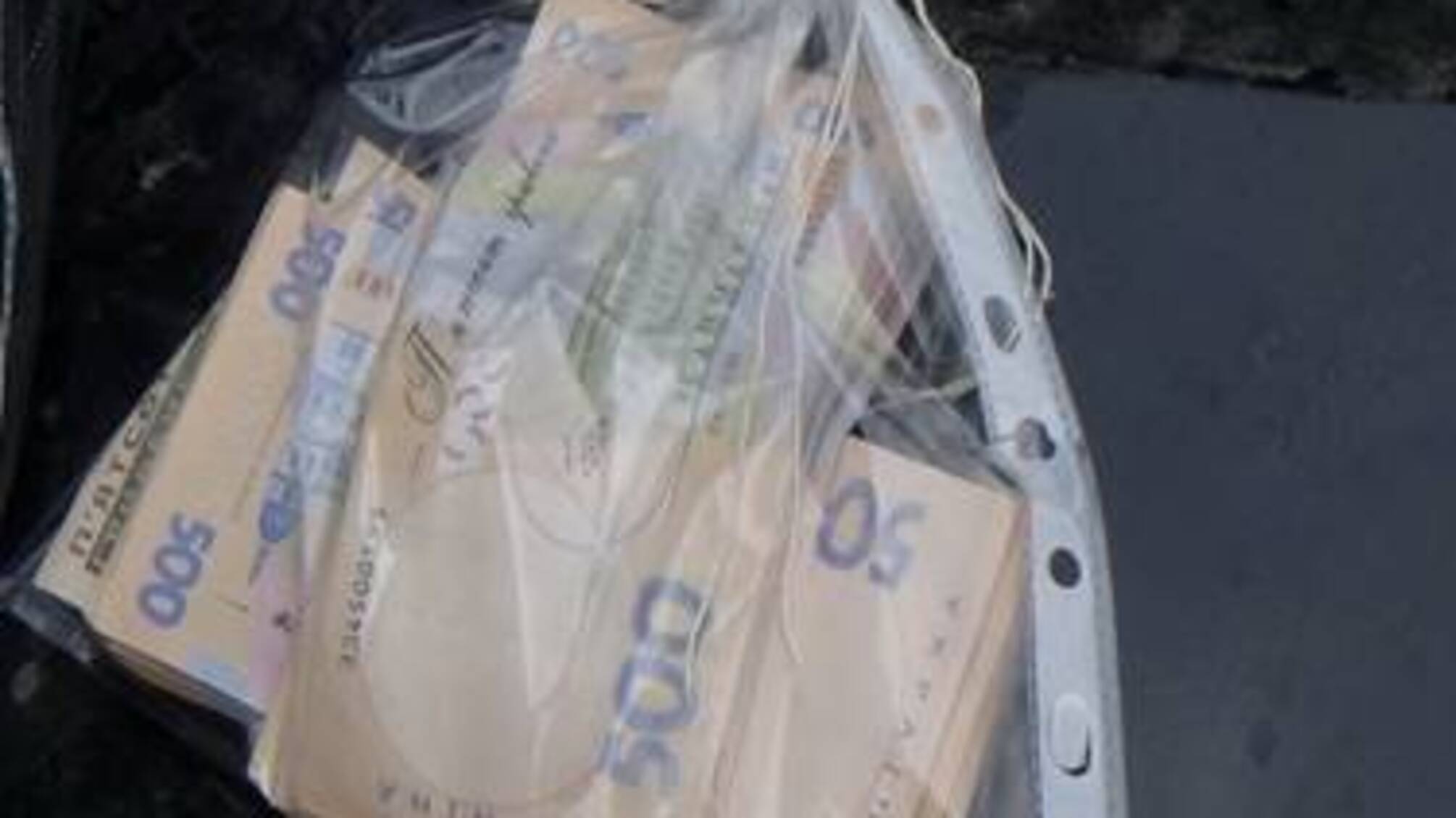 У Краматорську під час отримання 75 тис. грн. затримали поліцейського-здирника