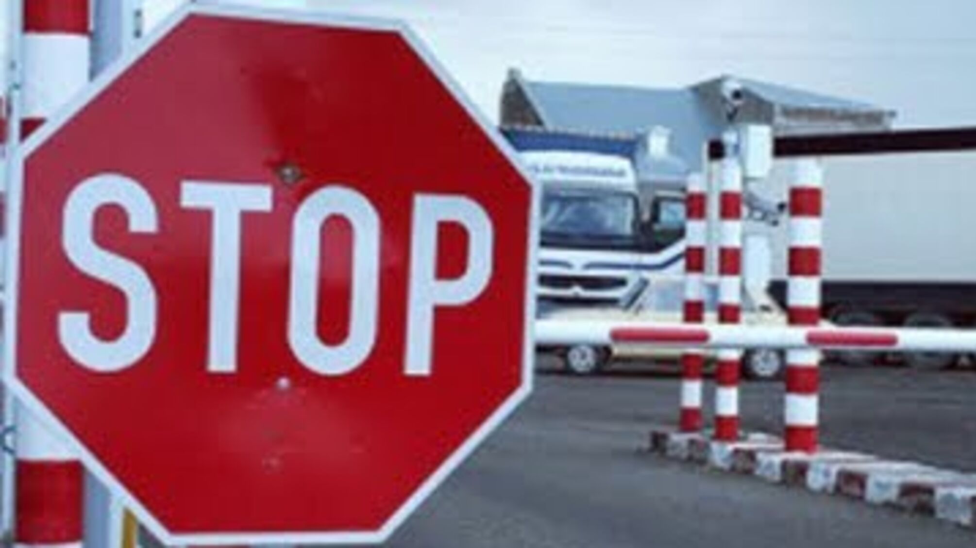 На Харківщині керівництво митного пропускного пункту 'погоріло' на хабарі