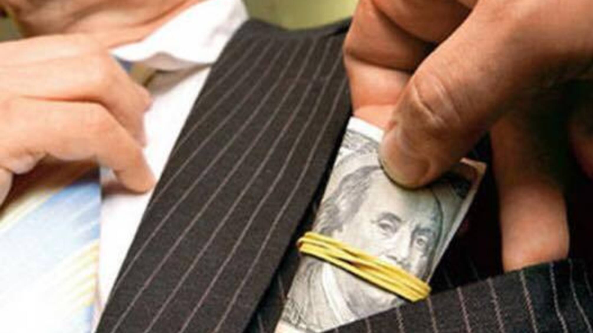Заступник керівника прокуратури на Івано-Франківщині вимагав хабар від підсудного