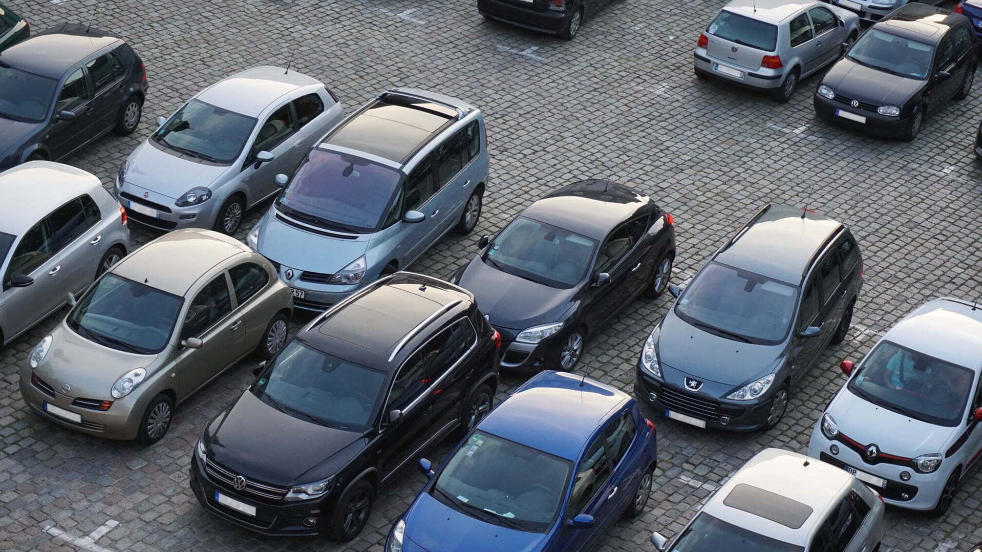 Журналісти дізналися, як і скільки паркувальники-перевертні заробляють на нелегальному бізнесі