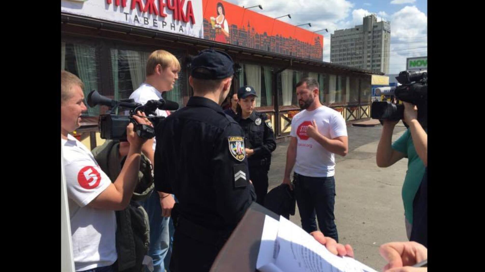 Активісти пішли 'на пролом' і закрили у столиці нелегальний обмінник