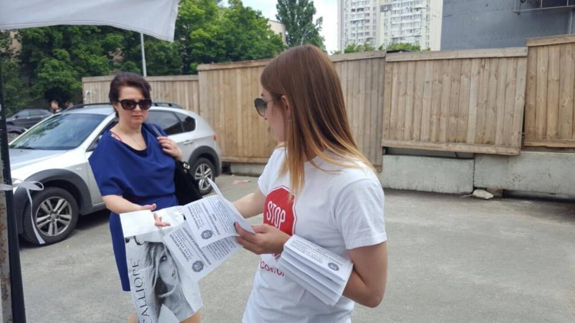 Активісти поширювали листівки проти одіозного корупціонера Дороша та його дружини