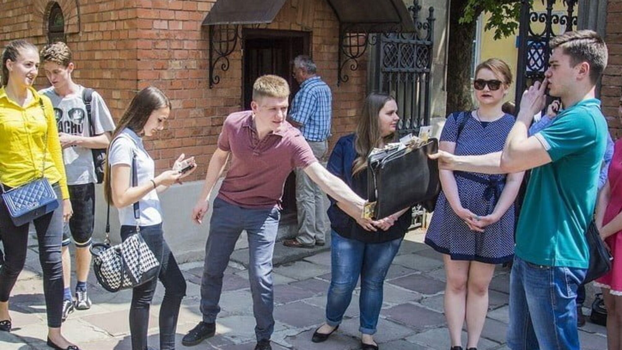 Чернівецькі студенти провели акцію проти хабарництва під час здачі сесії