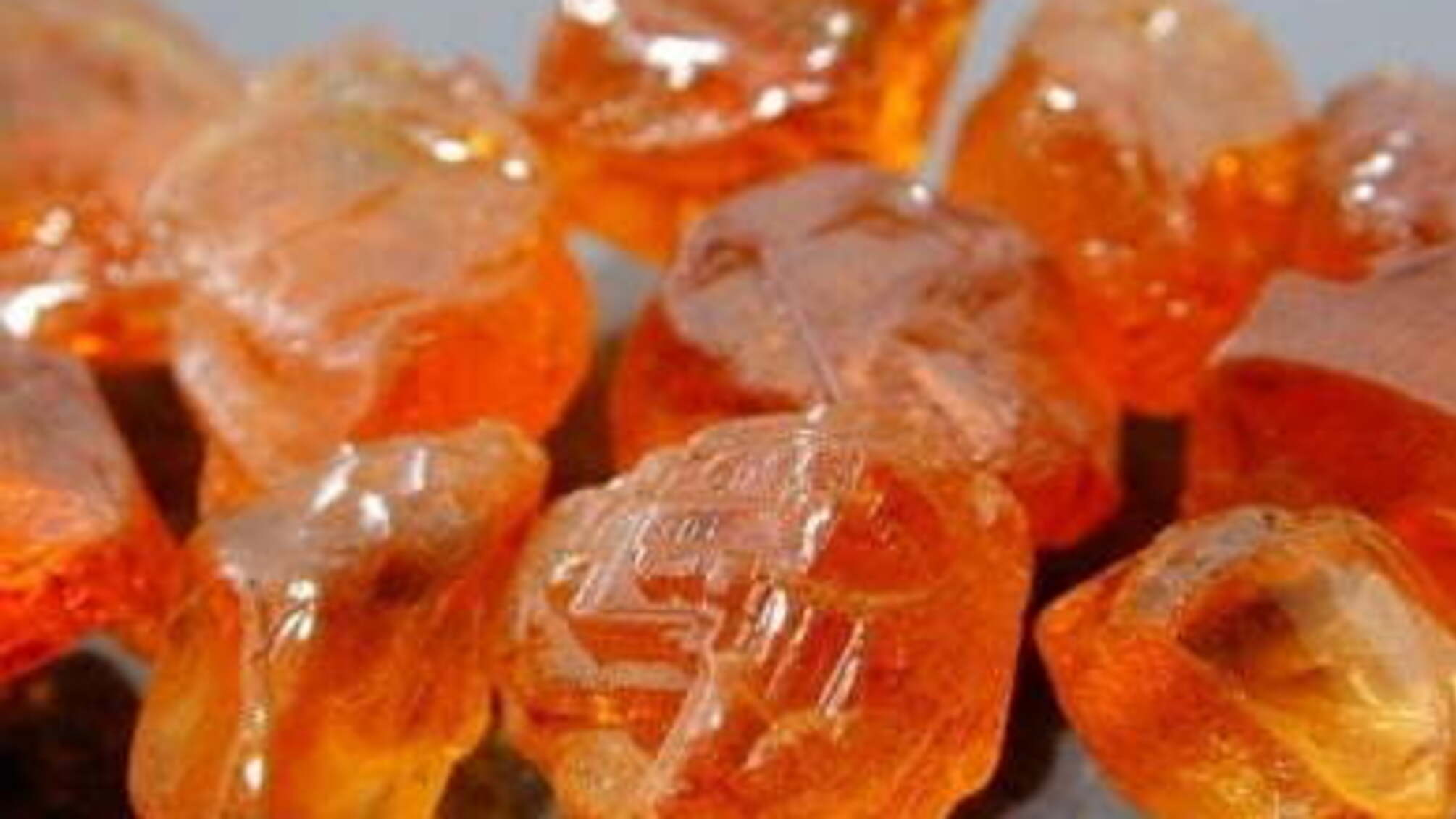 На Львівщині місцевий мешканець організував підпільний цех із переробки бурштину