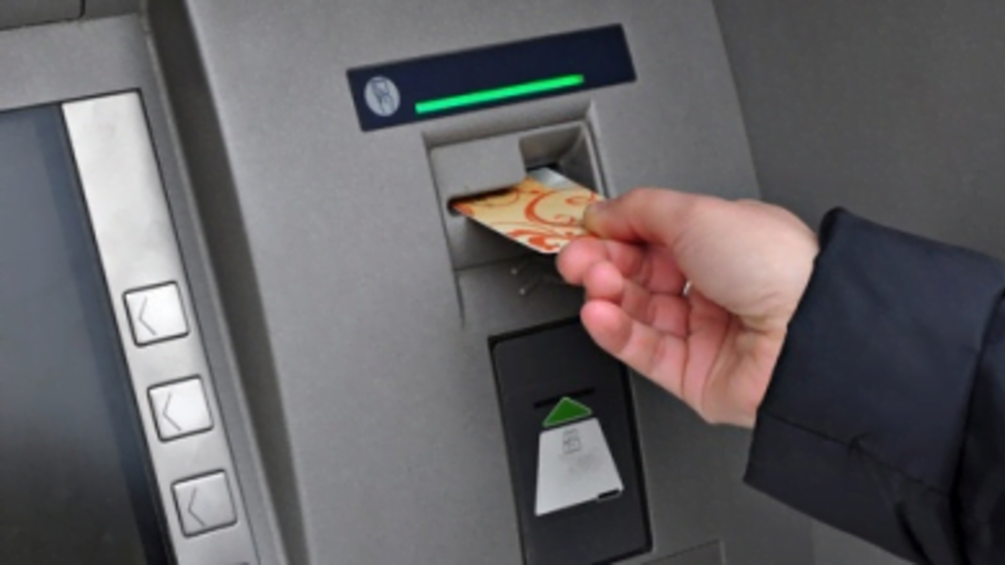 У Харкові банківський шахрай намагався ошукати користувачів банкомату