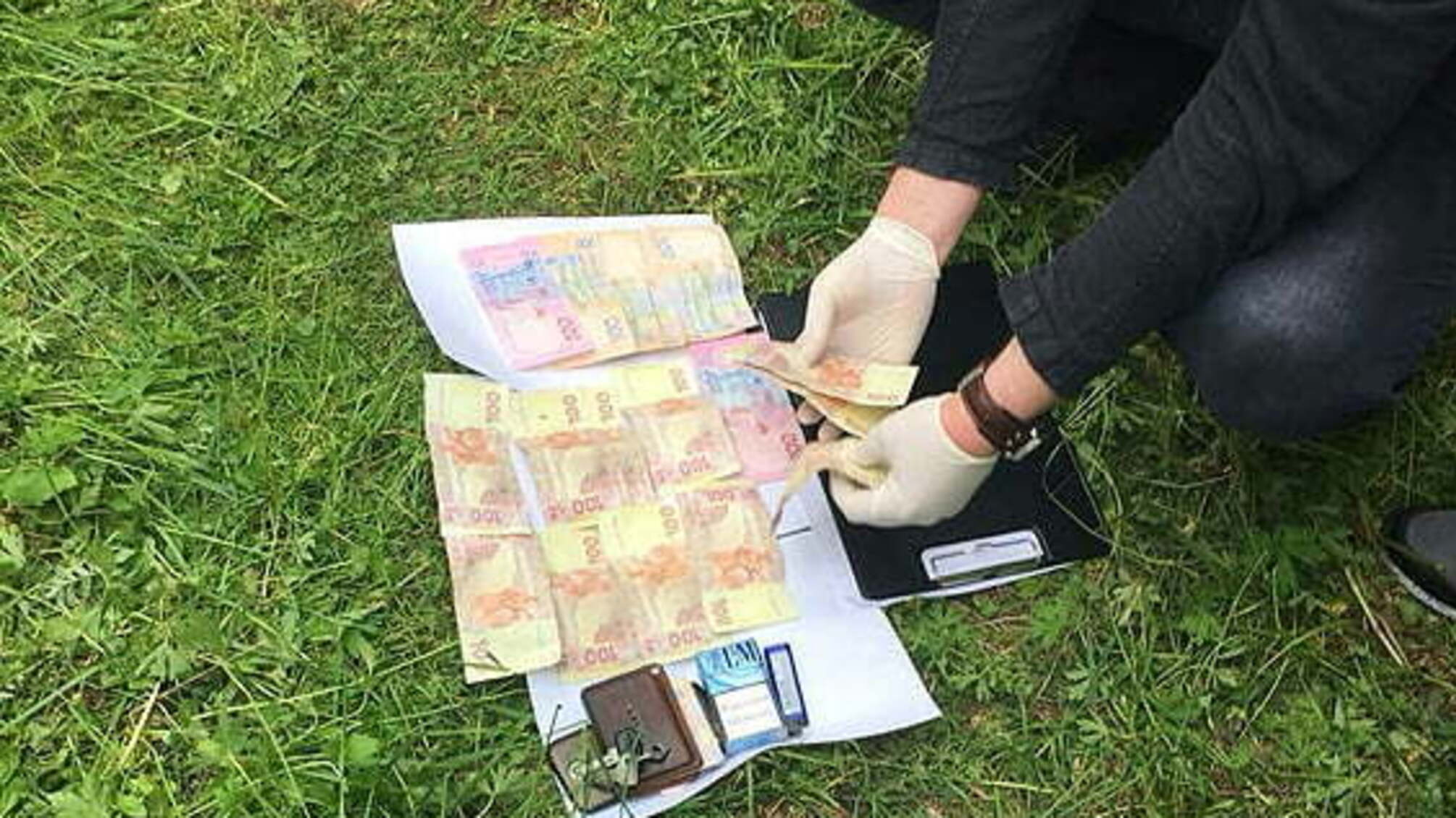 У Сумах поліцейський отримав 4 тис. грн за непритягнення злочинця до відповідальності