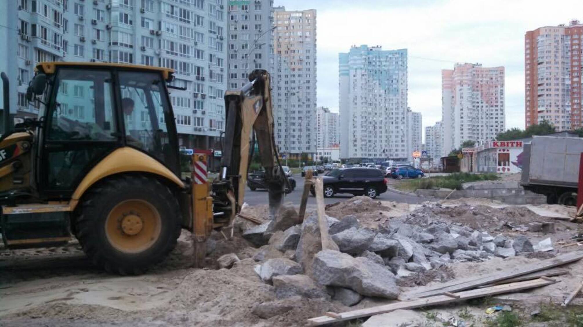 Комунальники не змогли демонтувати фундамент незаконної заправки на Осокорках
