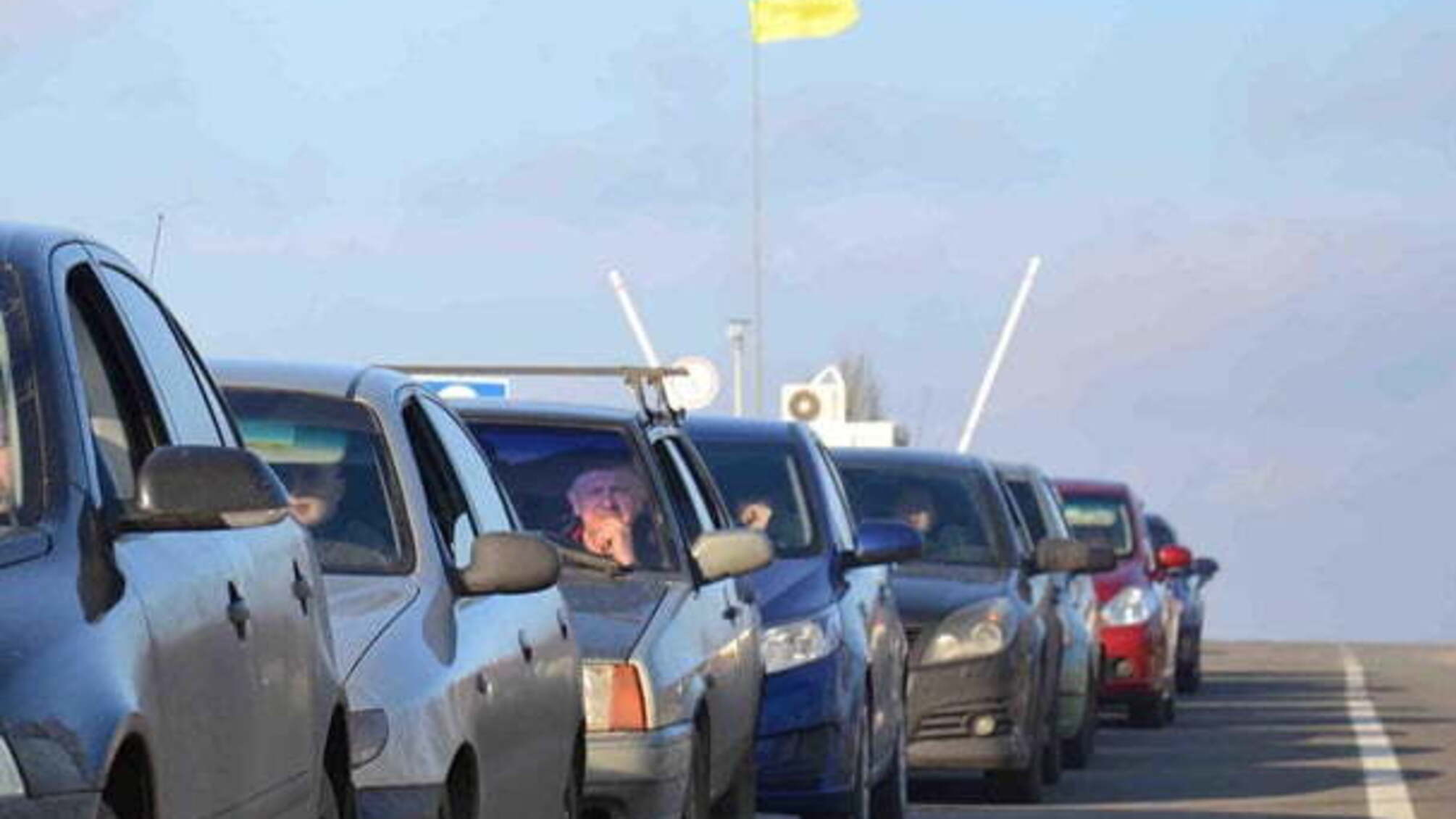 На Херсонщині інспектор МВС за хабарі забезпечував облік автотранспорту з анексованого Криму