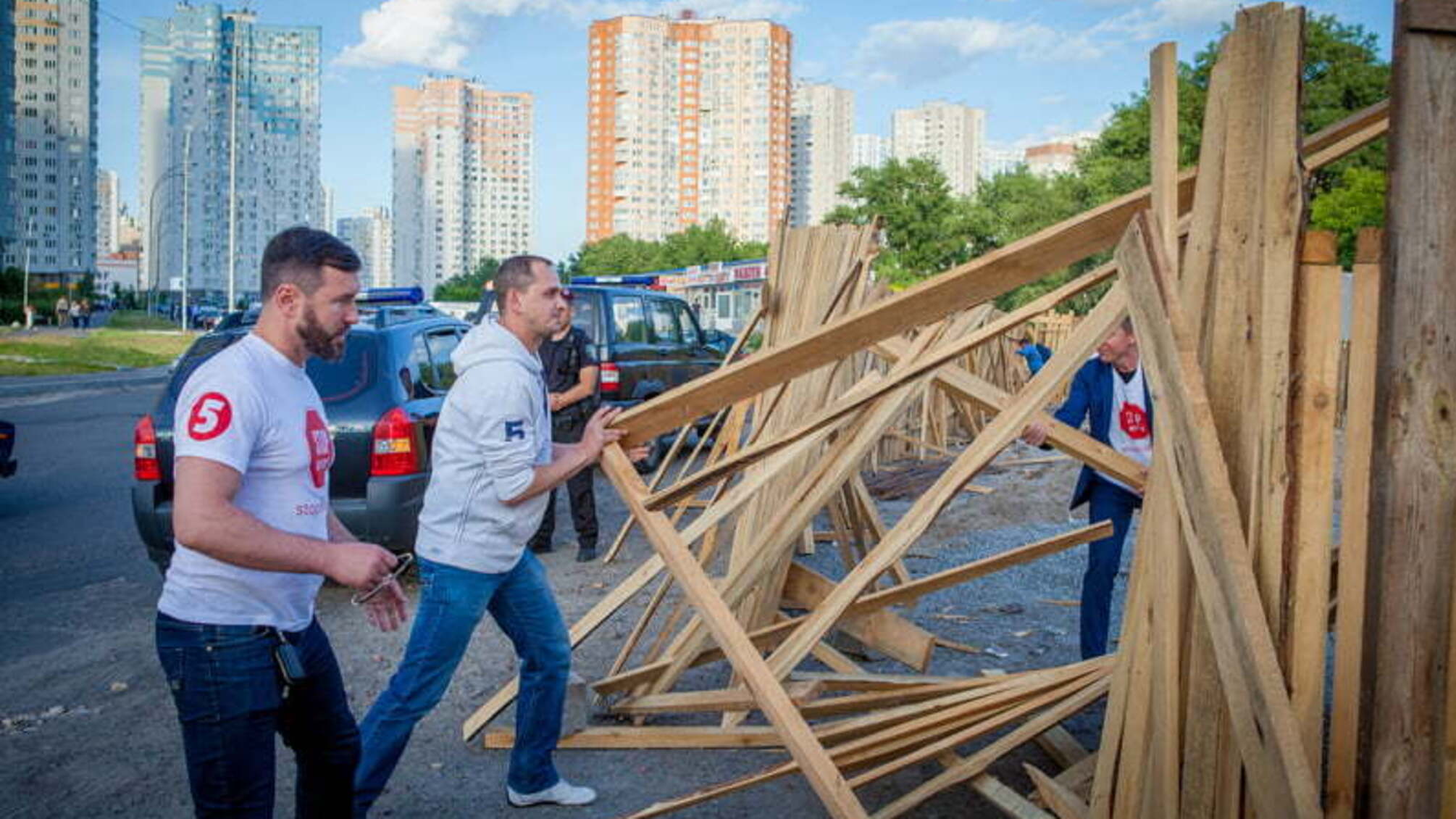 Активісти допомогли жителям Осокорків зупинити незаконне будівництво