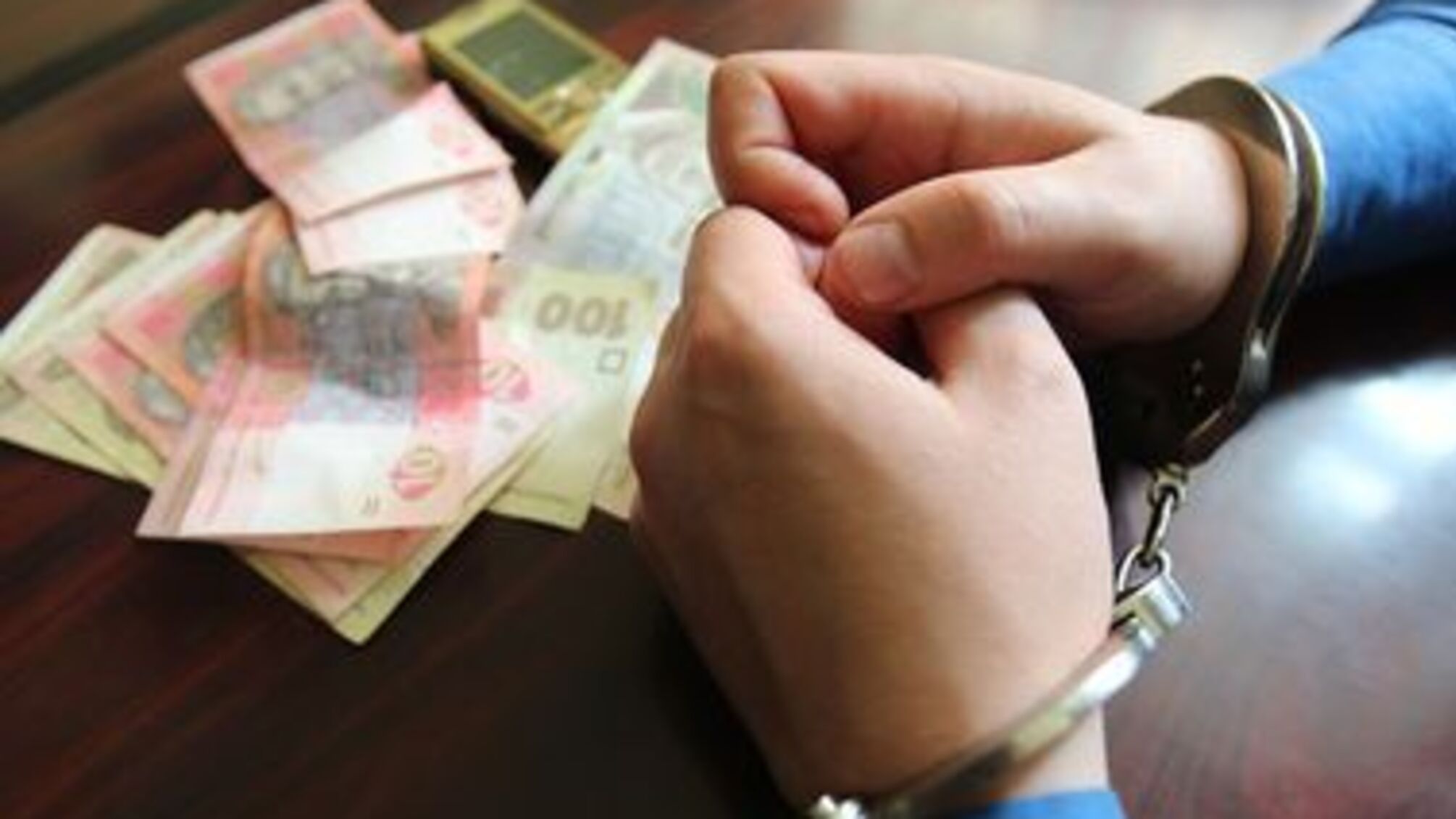На Запоріжжі поліцейський 'кришував' крадіїв за хабарі