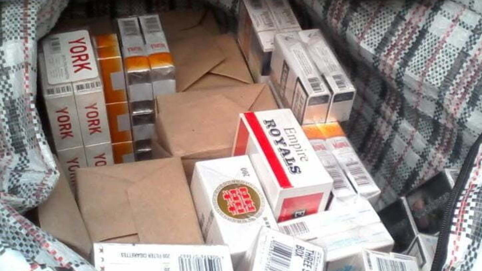 П'ятнадцять тисяч пачок цигарок намагалися контрабандою переправити з України в ЄС
