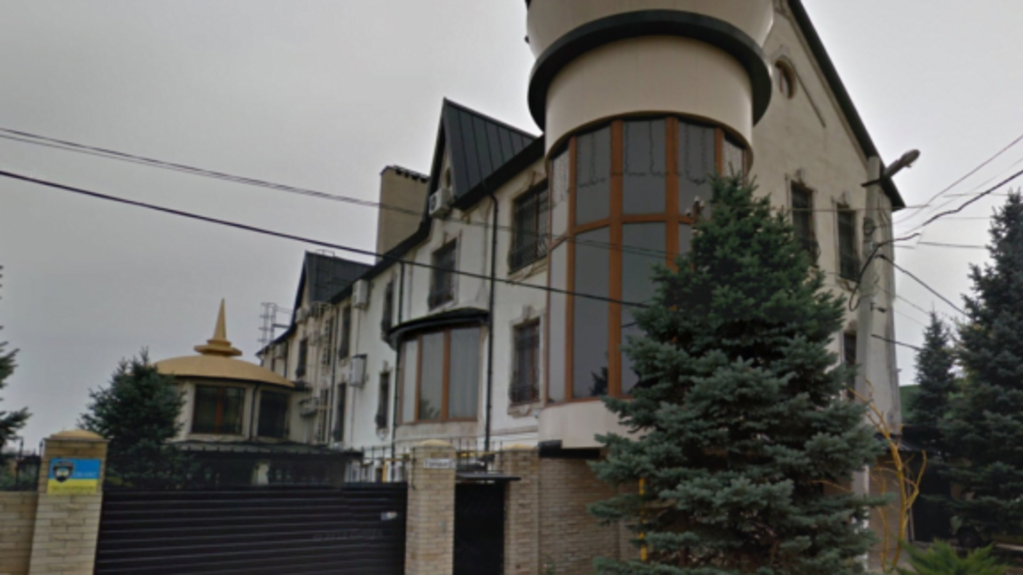 Журналісти показали розкішні апартаменти міністра-втікача Віталія Захарченка