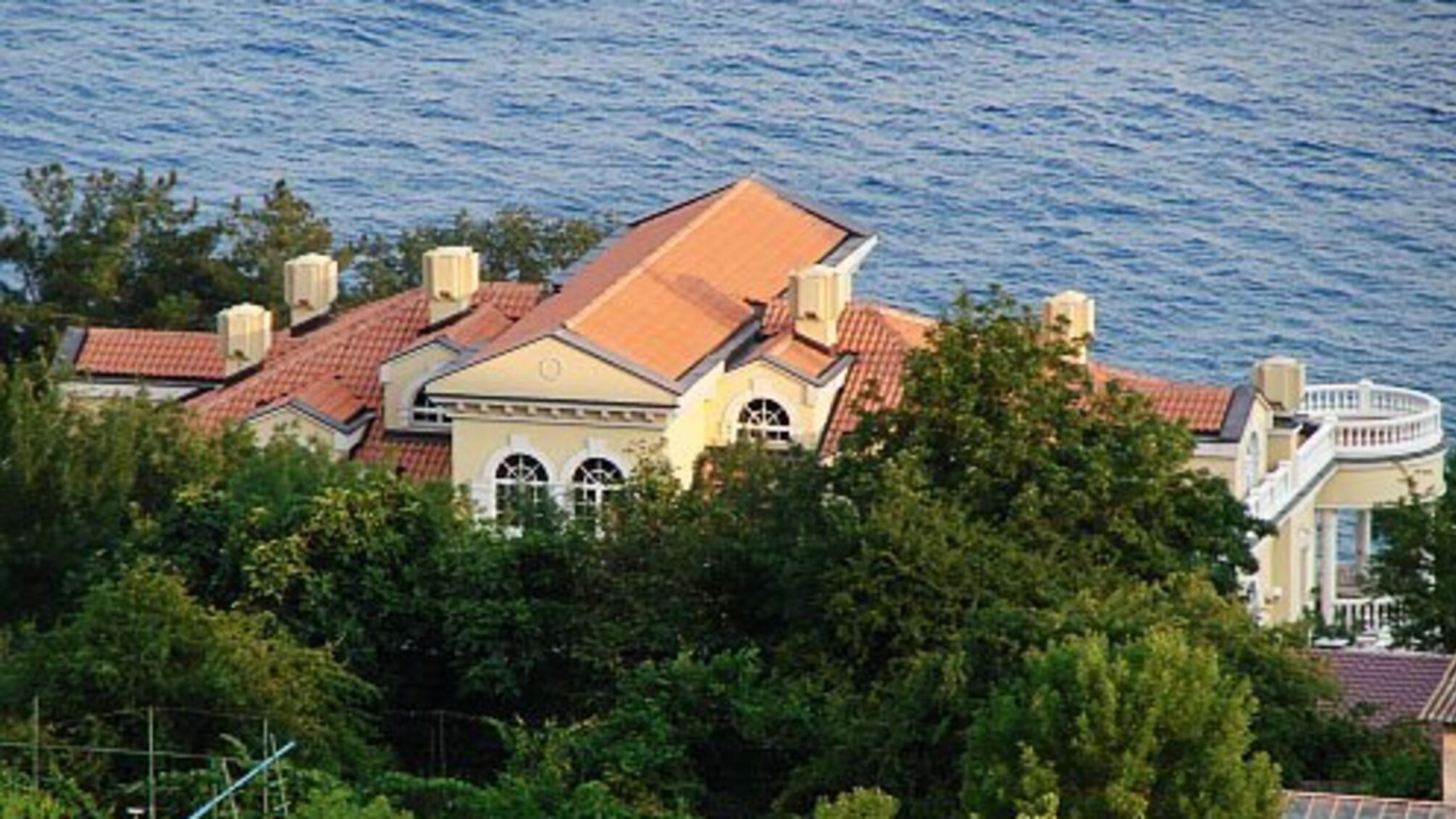 У власності підозрюваних НАБУ суддів до 20 об'єктів нерухомості та по декілька дорогих машин