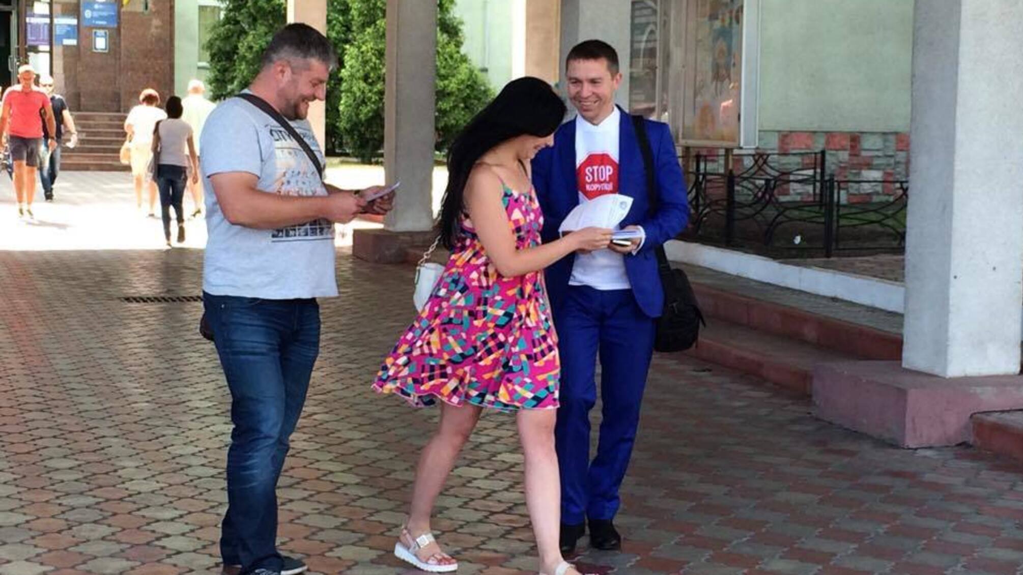 Активісти провели громадську приймальню біля податкової інспекції