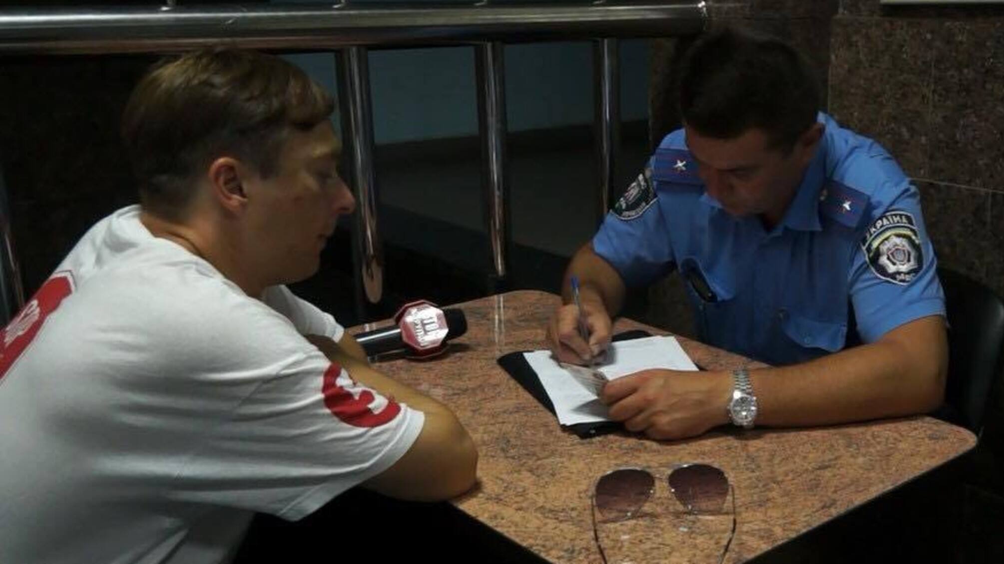 На журналіста 'СтопКору' під час зйомок напав власник нелегальної заправки