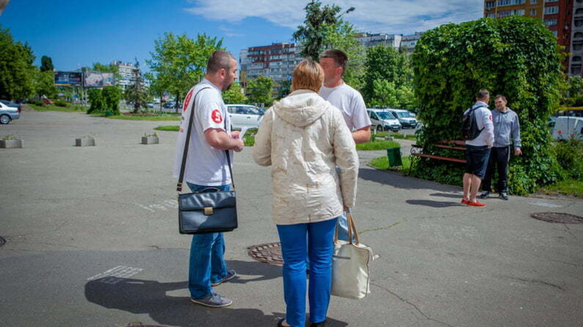 Активісти 'Стоп корупції' під судом роздавали запрошення на правовий семінар