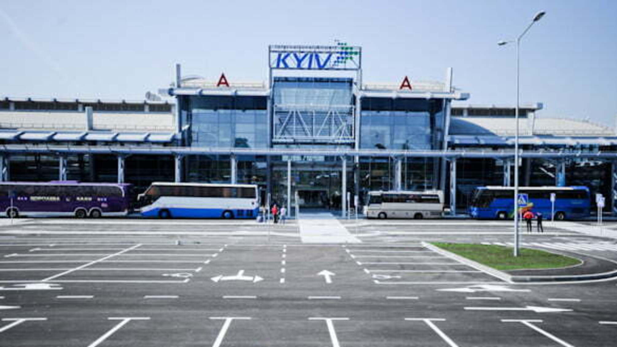 Начальника відділу митного поста 'Аеропорт 'Київ' затримали на хабарі у 3 тис. дол.