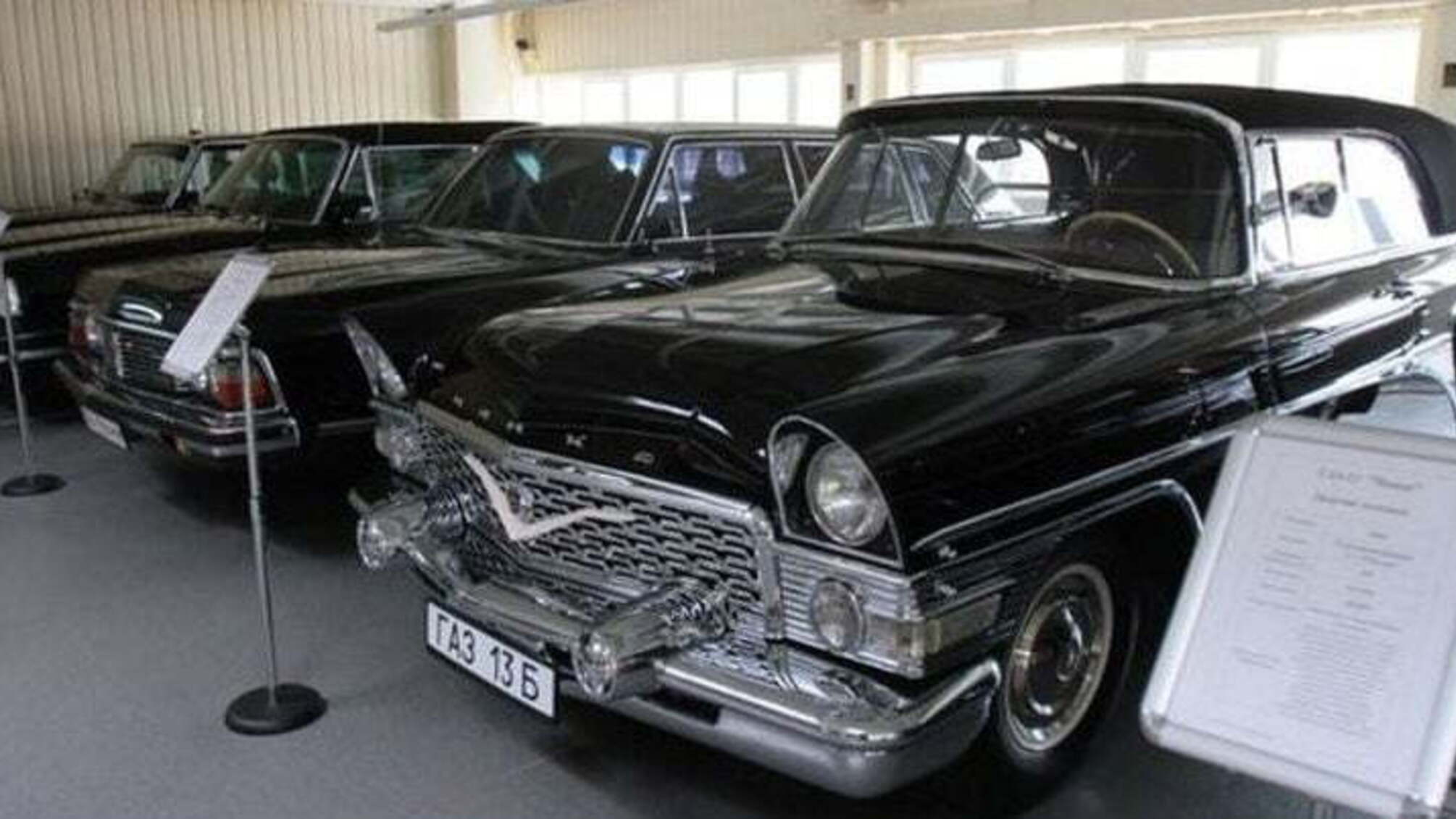 Із Межигір'я зникли ретро авто Януковича