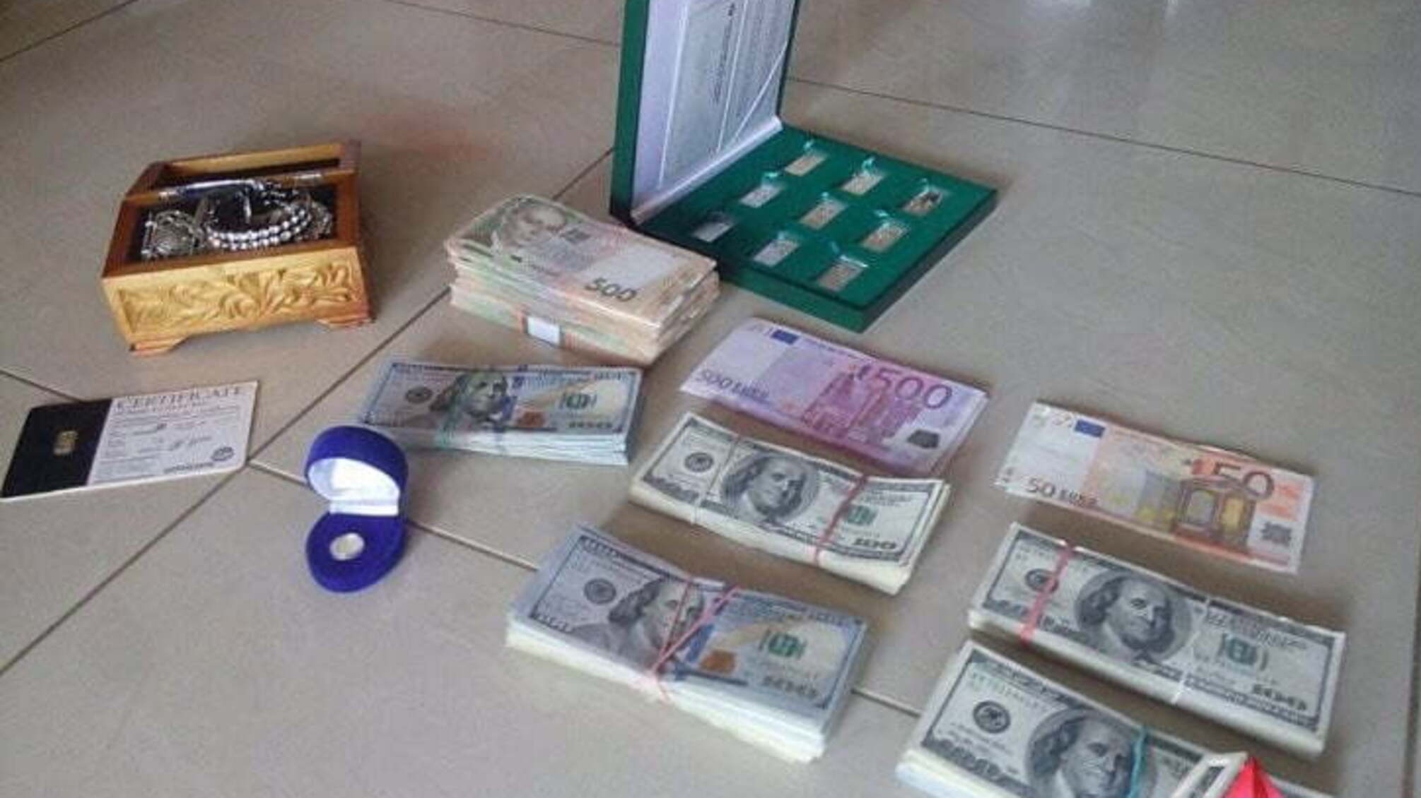 У заступника голови Миколаївської податкової виявили золоті злитки і дороговартісні годинники