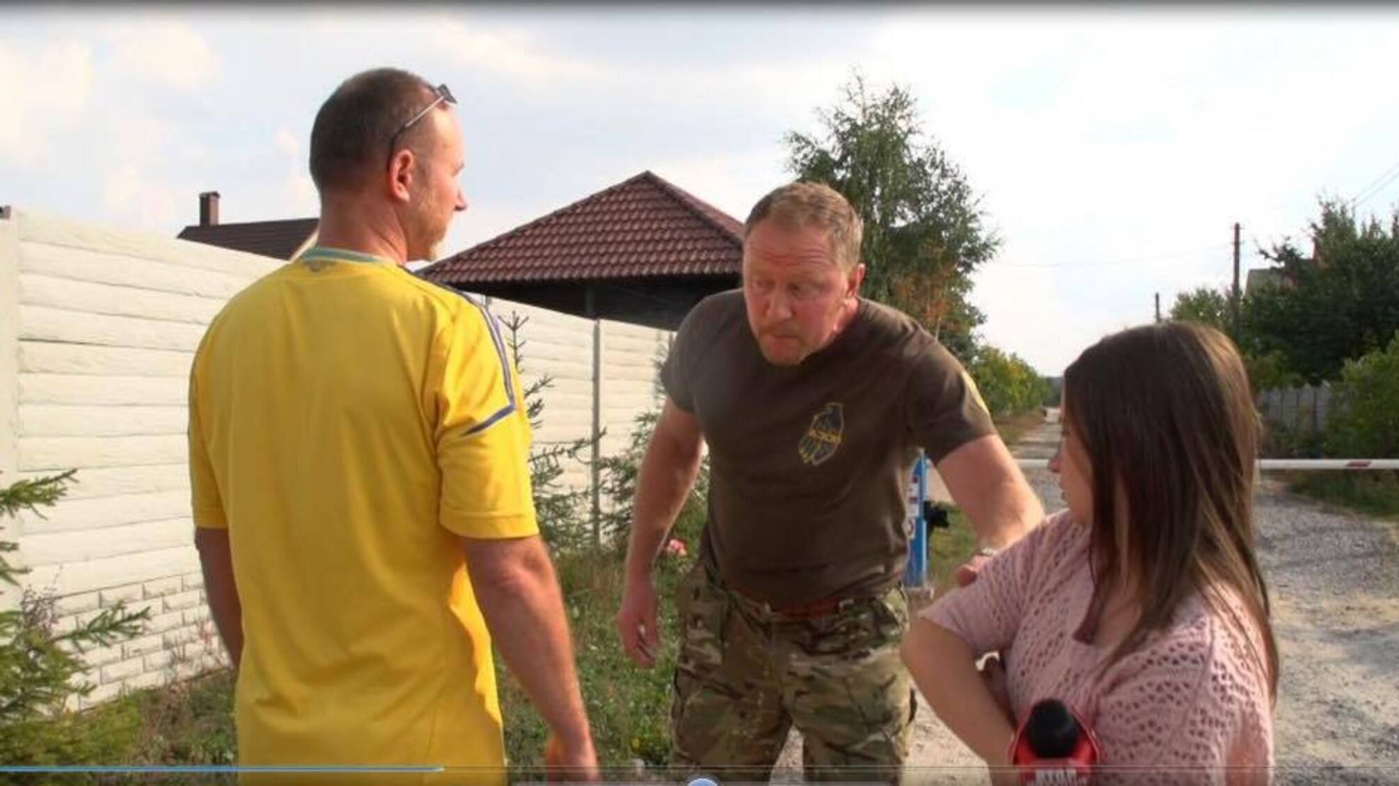 На Київщині демонтують незаконний шлагбаум, через який побили журналістку
