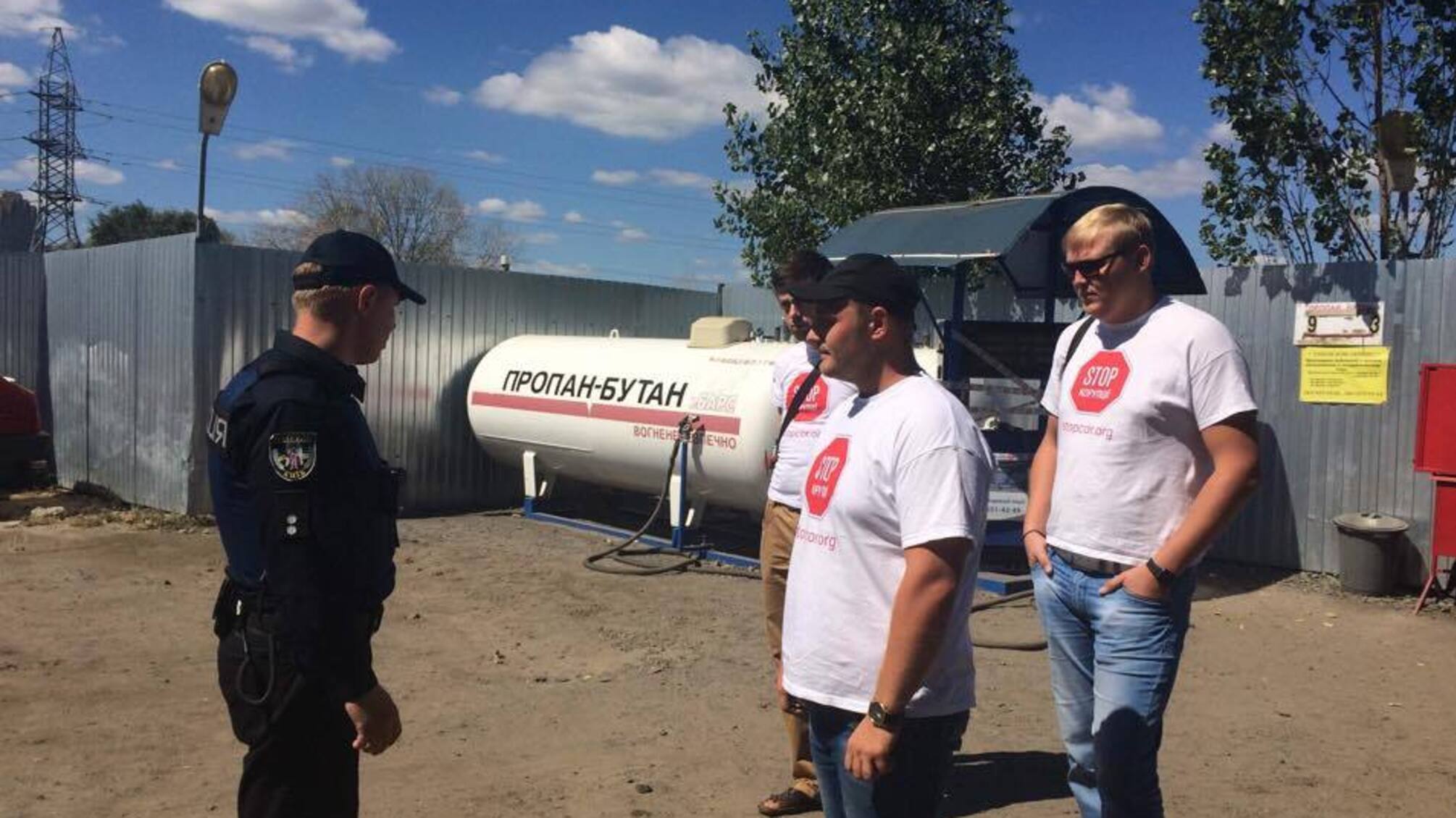 Громадські активісти провели рейд нелегальними газовими заправками столиці