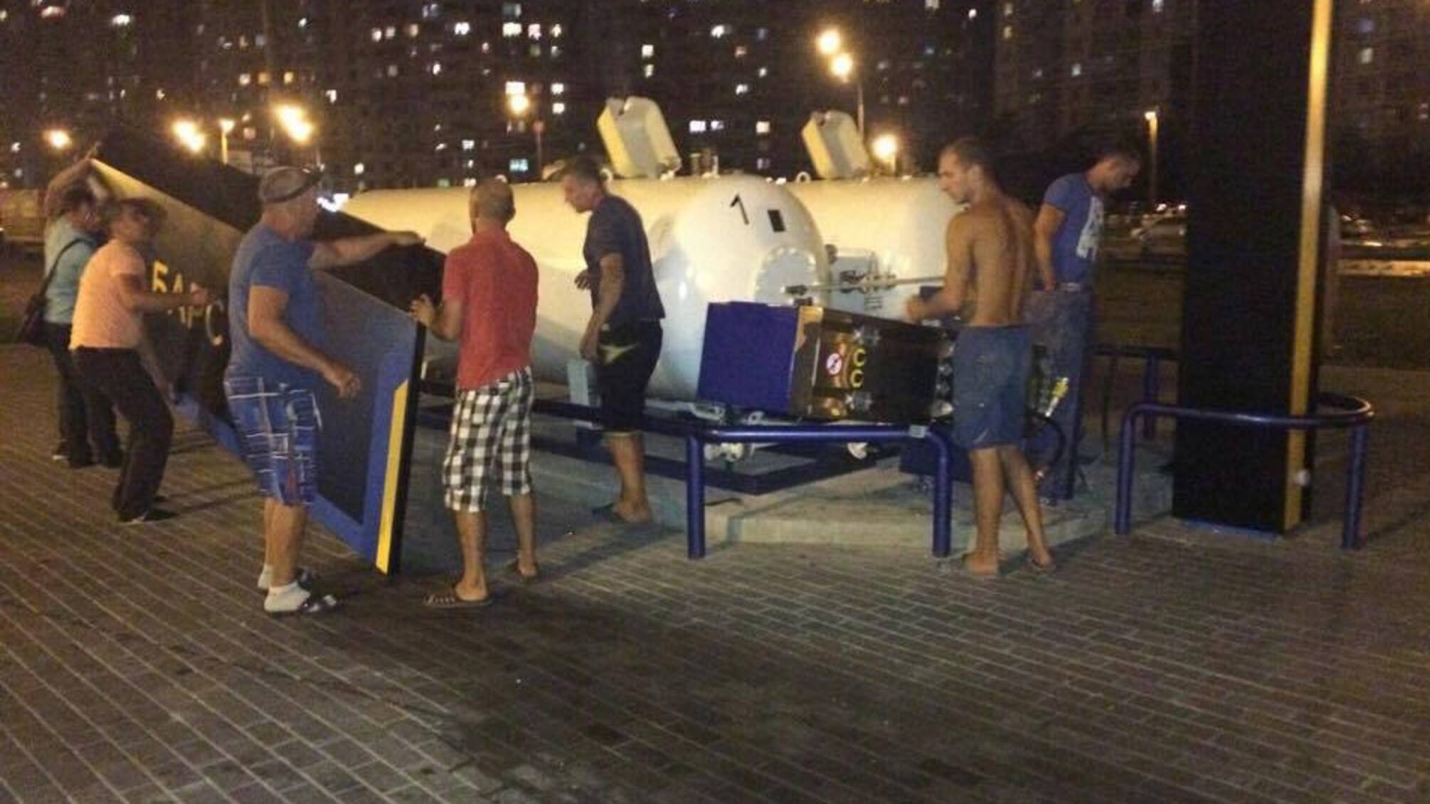 Активісти 'Стоп корупції' добились демонтажу нелегальних заправок на столичних Позняках