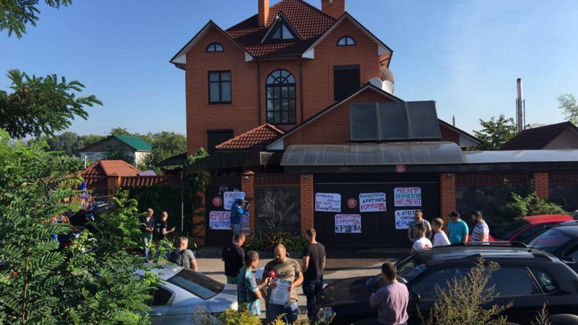 У Києві активісти провели акцію протесту під будинком скандального екс-ДАІвця Єршова, який побив волонтера