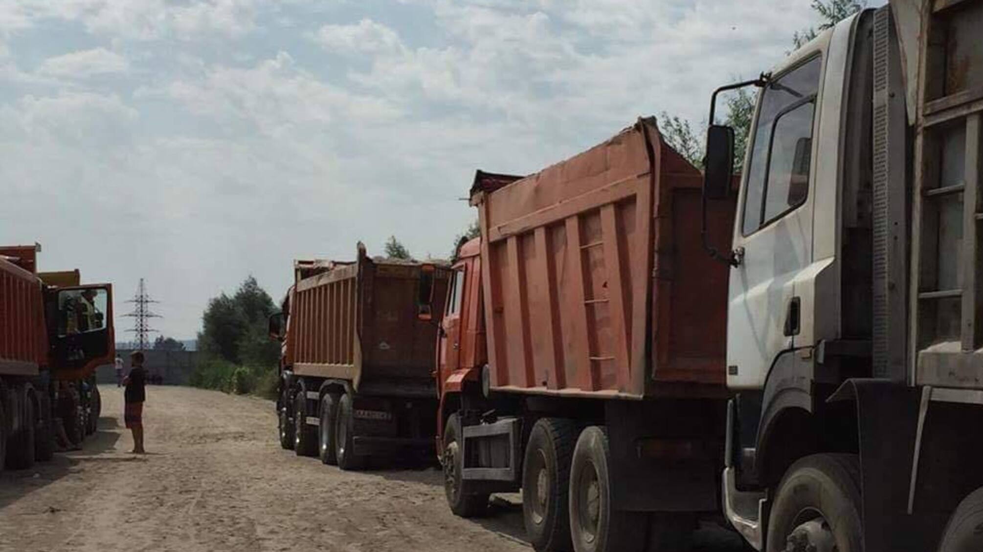 На Київщині активісти вкотре заблокували нелегальну точку з видобутку піску