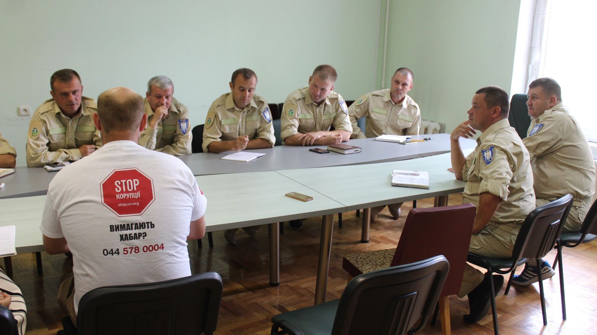 Активісти 'Стоп корупції' розповіли посадовцям Дарницької райадміністрації, що таке корупція