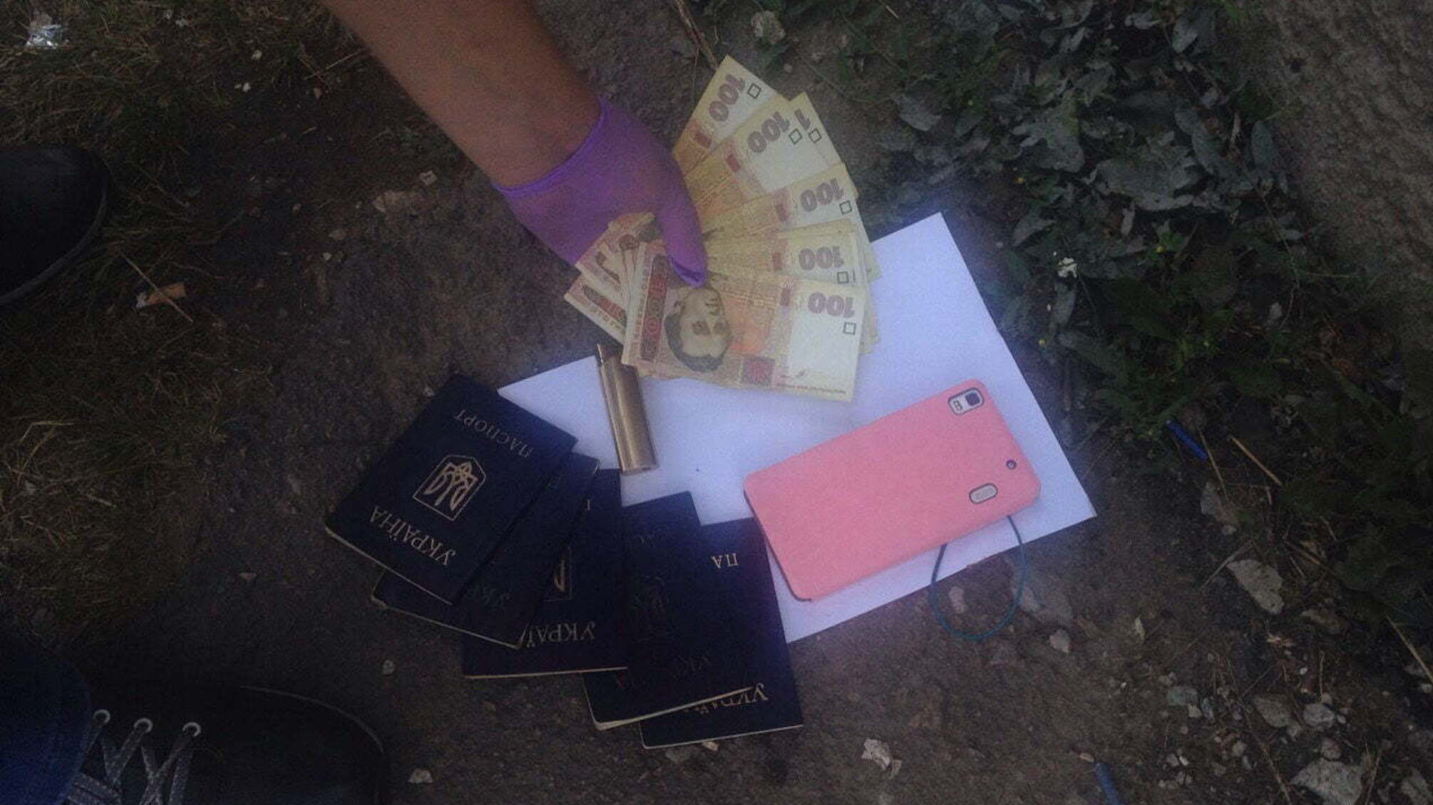 На Донеччині чиновниця оформляла українські паспорти мешканцям окупованих територій