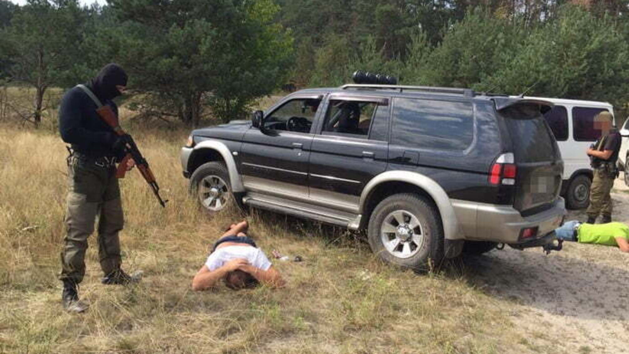 На Рівненщині група зловмисників контролювала ділянку лісу, багату на поклади бурштину