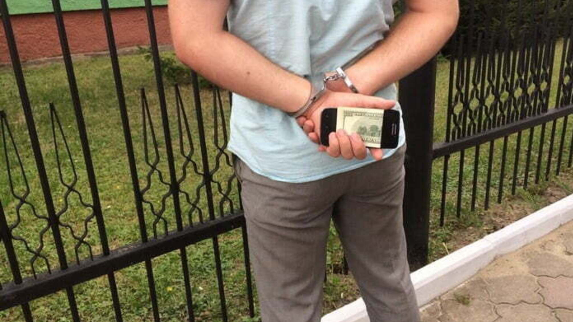 На Волині слідчий поліції вимагав від керівника підприємства 200 доларів США