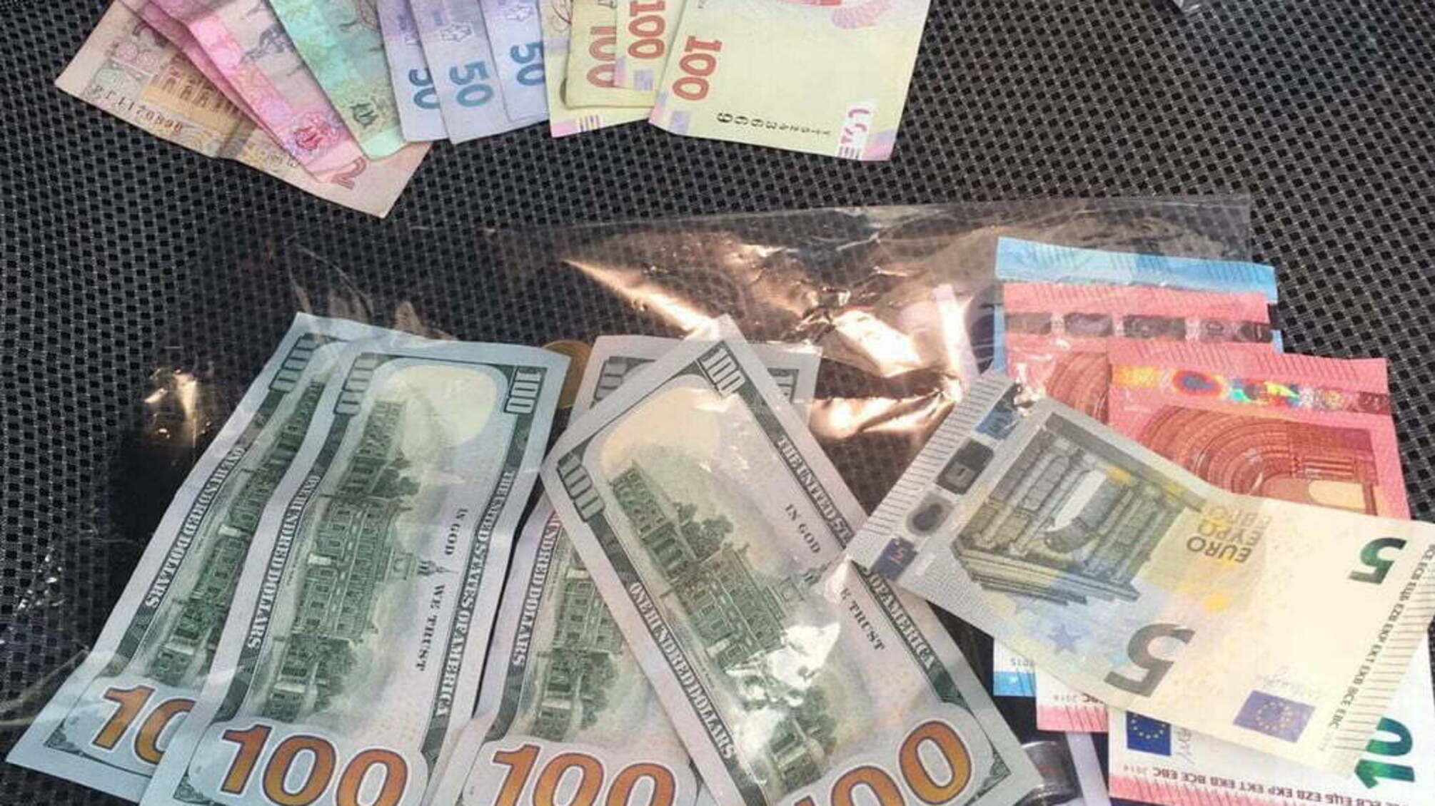 У Миколаєві правоохоронець вимагав 2 тис. грн хабара у продавців