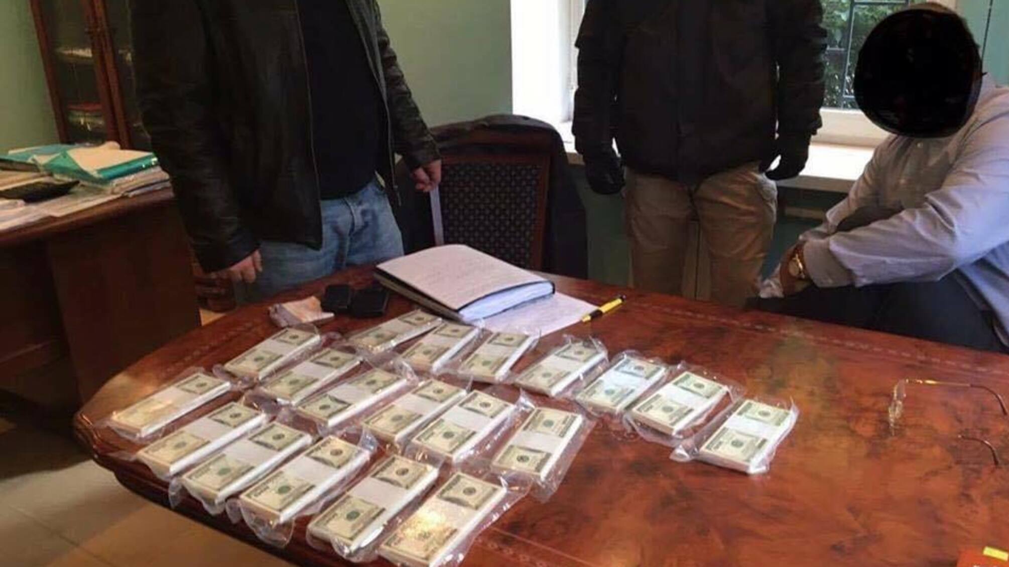 Прокурор ГПУ погорів на хабарі у 200 тисяч доларів
