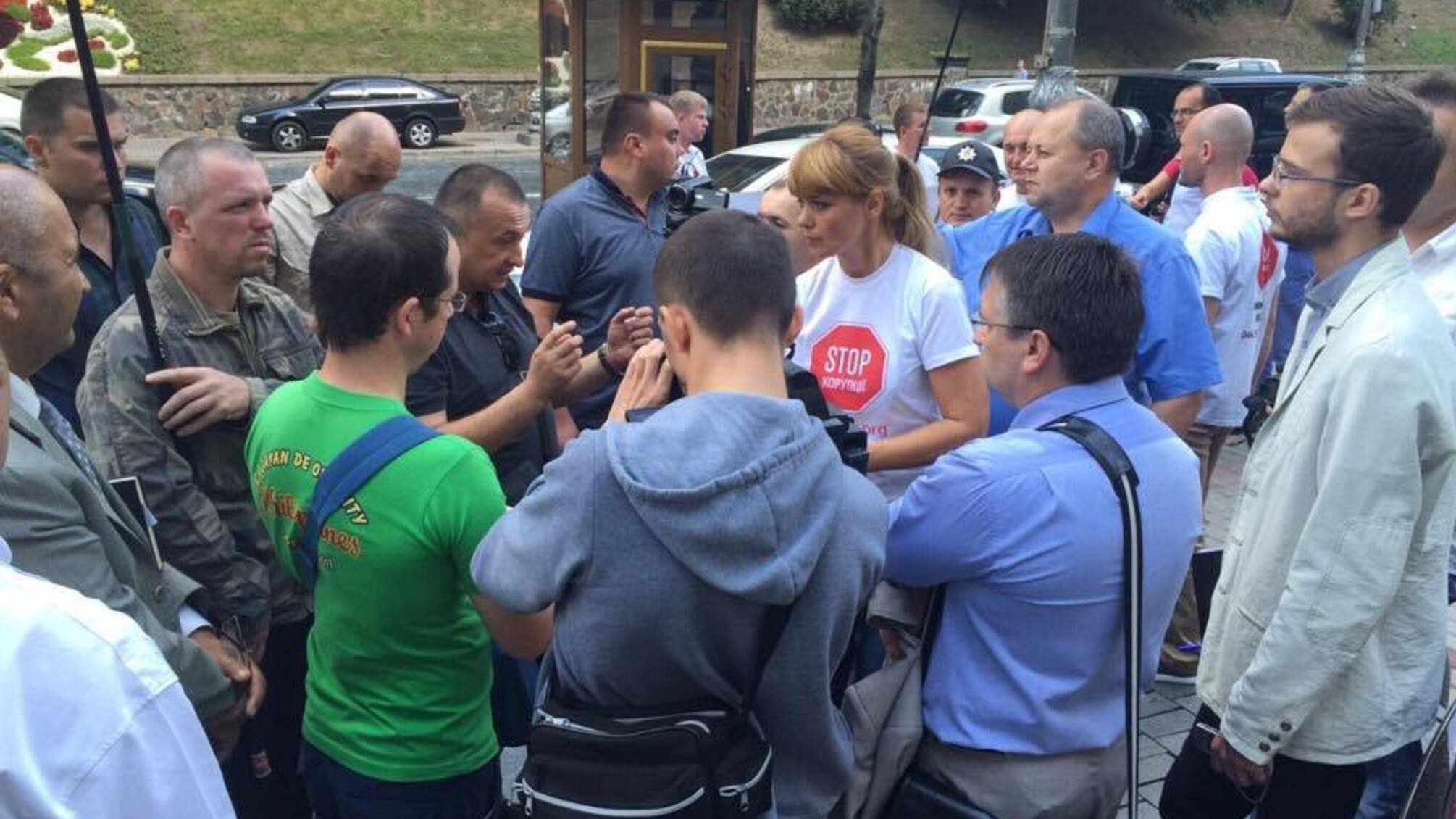 Під будинком уряду активісти провели акцію проти вирубки та контрабанди українського лісу
