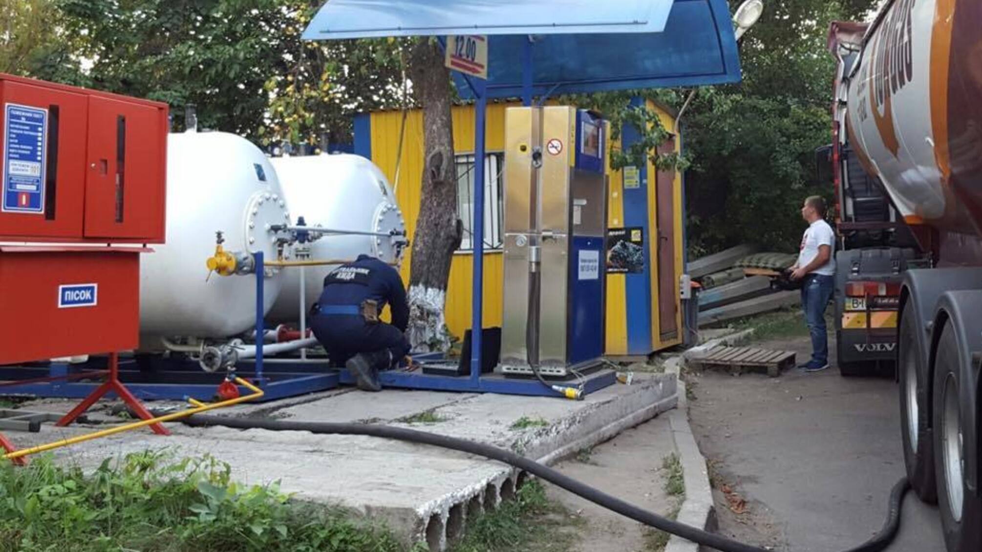 Журналісти виявили в житлових кварталах столиці сотні заправок-нелегалів