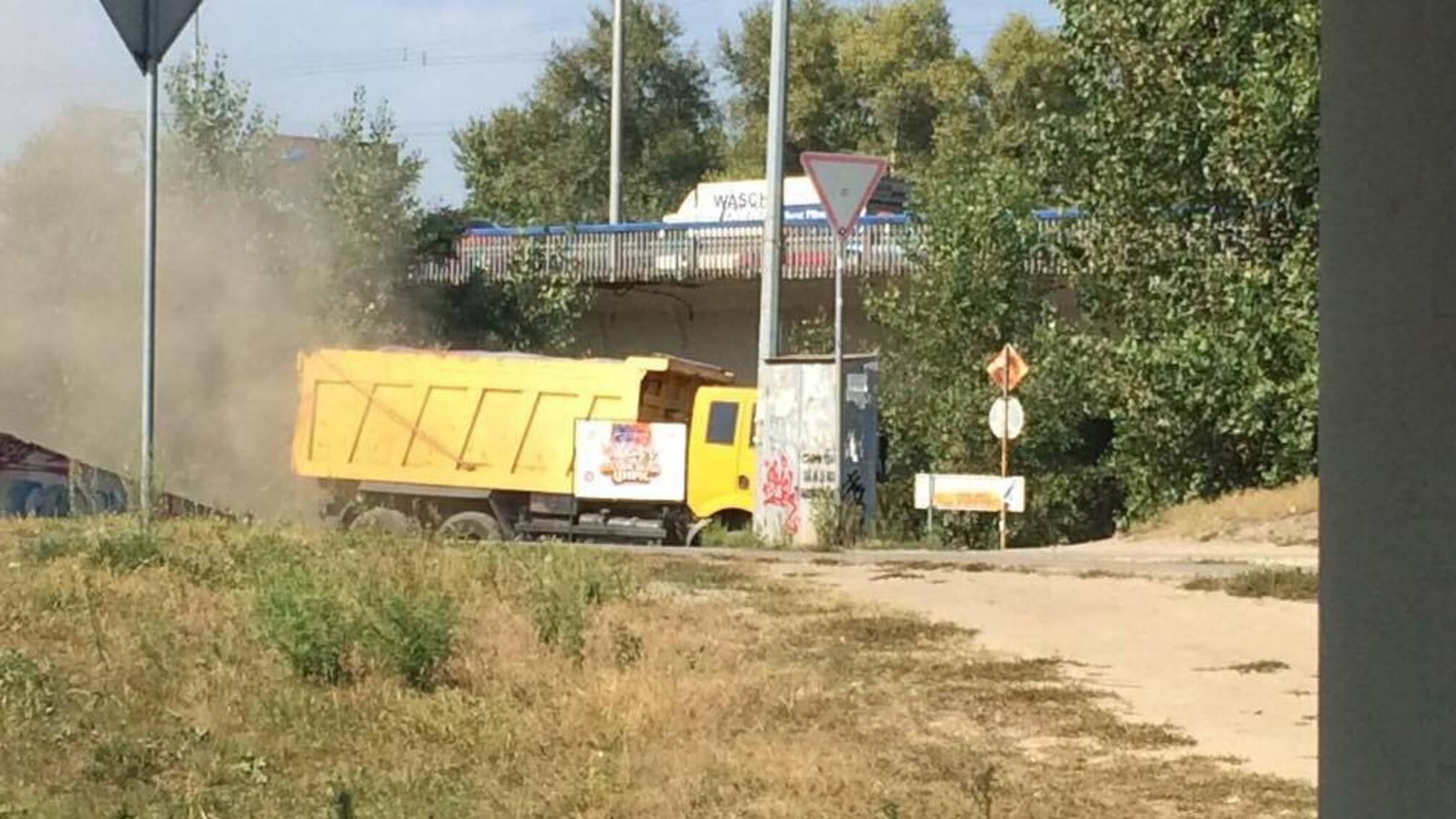 Під столичним Московським мостом незаконно намивали пісок