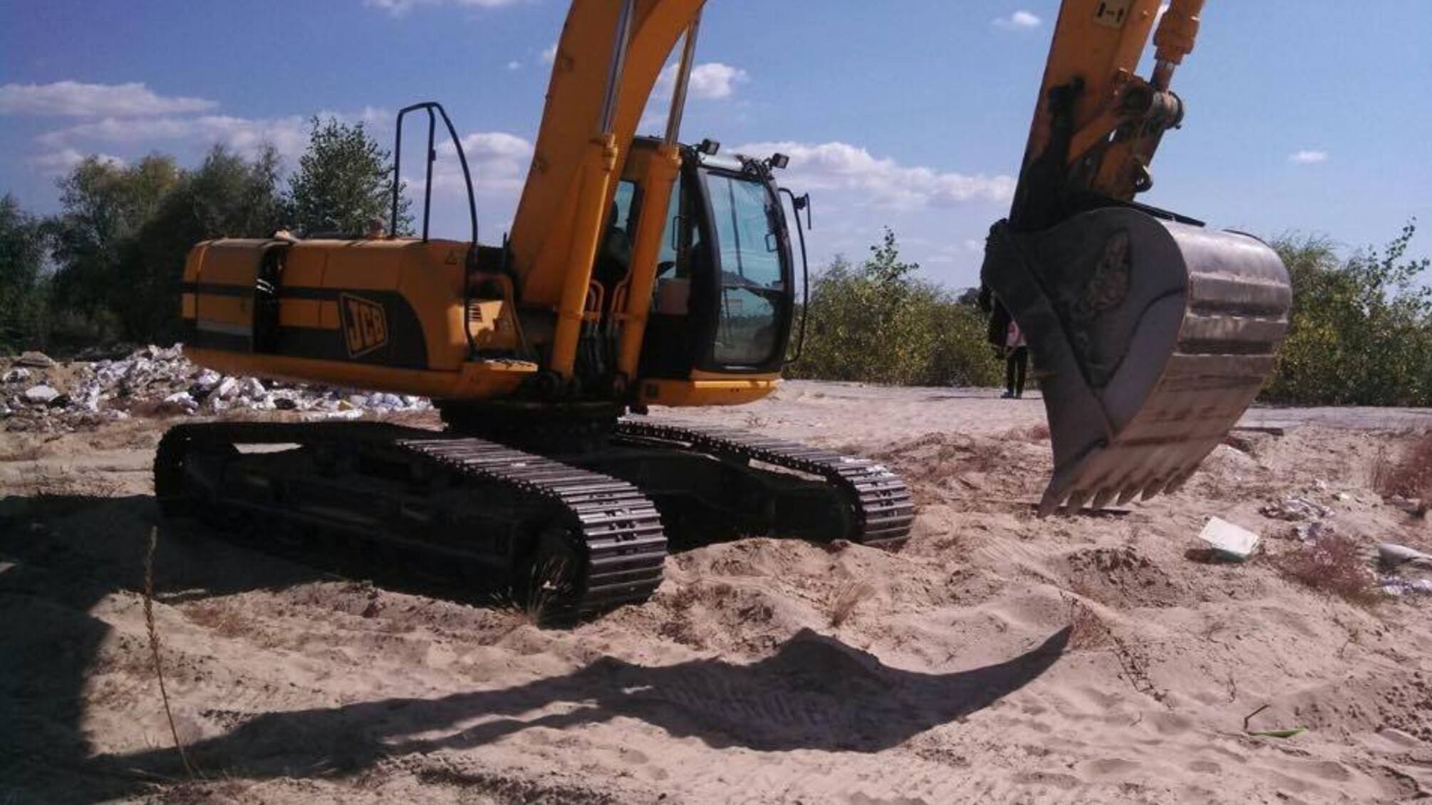 Машиніст, який нелегально вивозив пісок у Козині, намагався наїхати на активістів