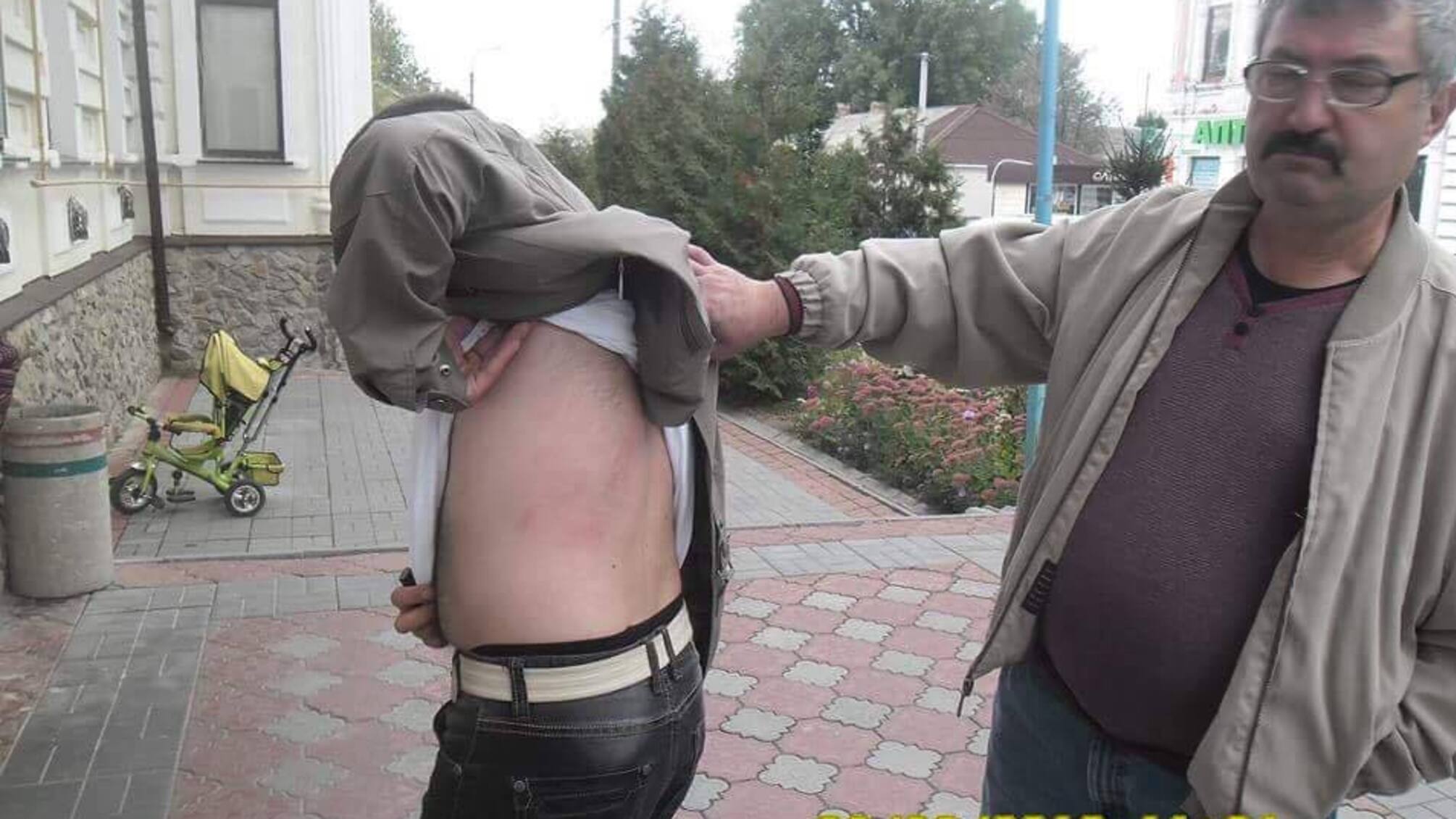 У Богуславі депутати міськради побили громадського активіста за спробу відзняти суперечку за землю