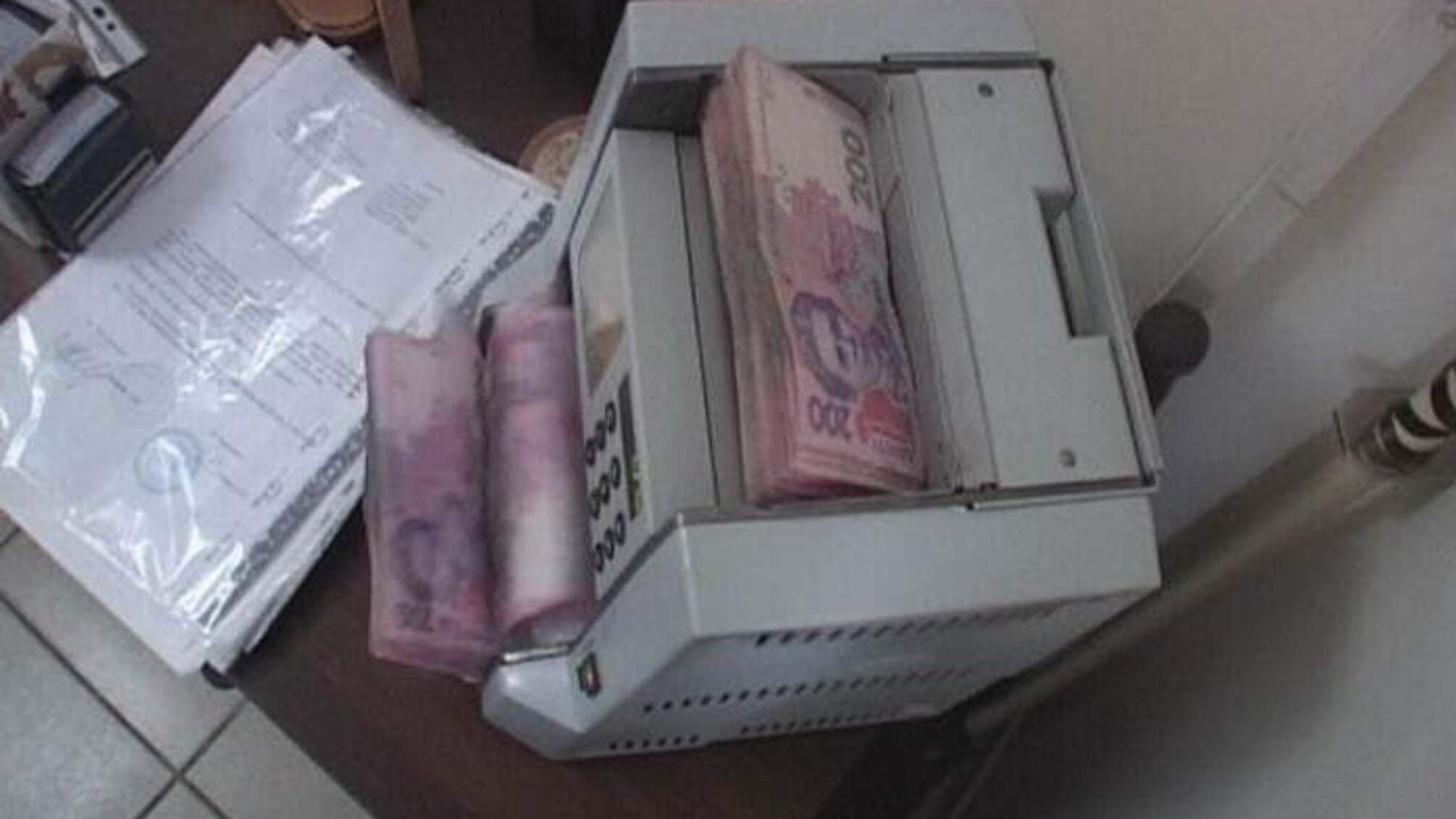На Дніпропетровщині та Херсонщині припинили діяльність 'конверту' із обігом у 400 млн. грн