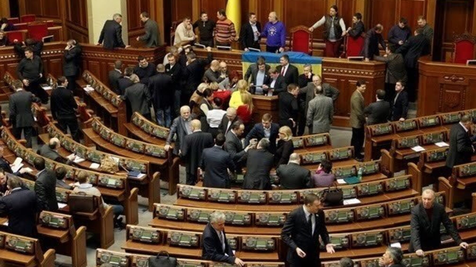 Українські парламентарі ходять на засідання зі зброєю
