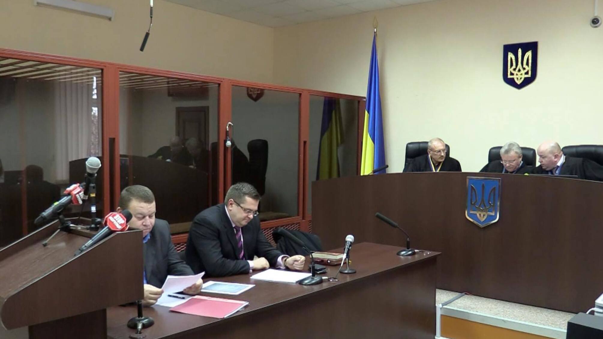 Журналісти навідали у лікарні нападника, який побив відеооператора та уникає суду