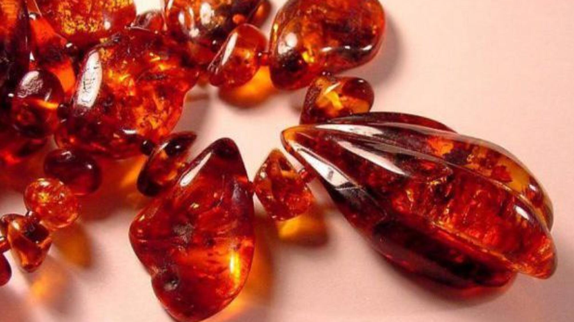 Волинський суд змушує митників повертати бурштин 'чорним копачам'