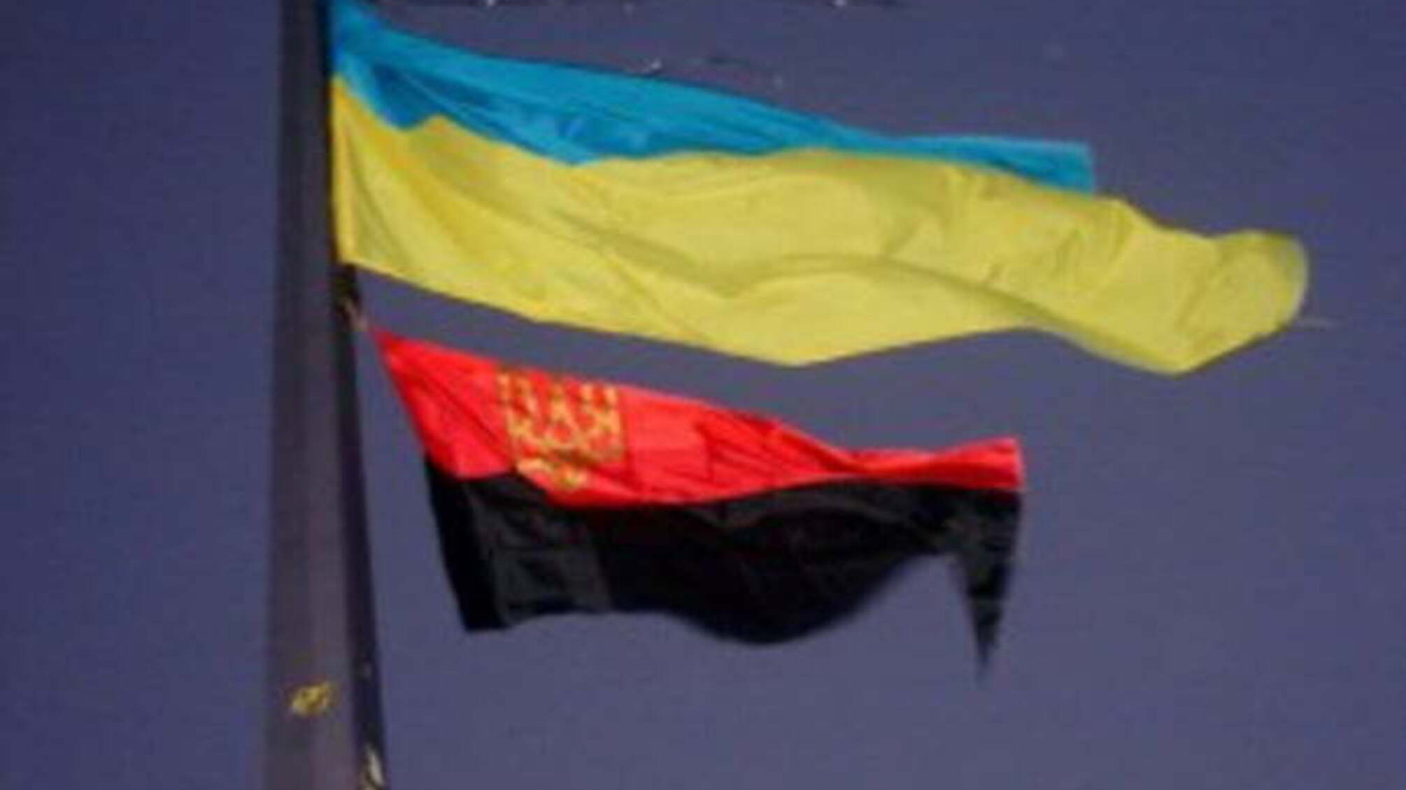 В Ужгороді поліцейські не дали вивісити повстанський прапор під ОДА