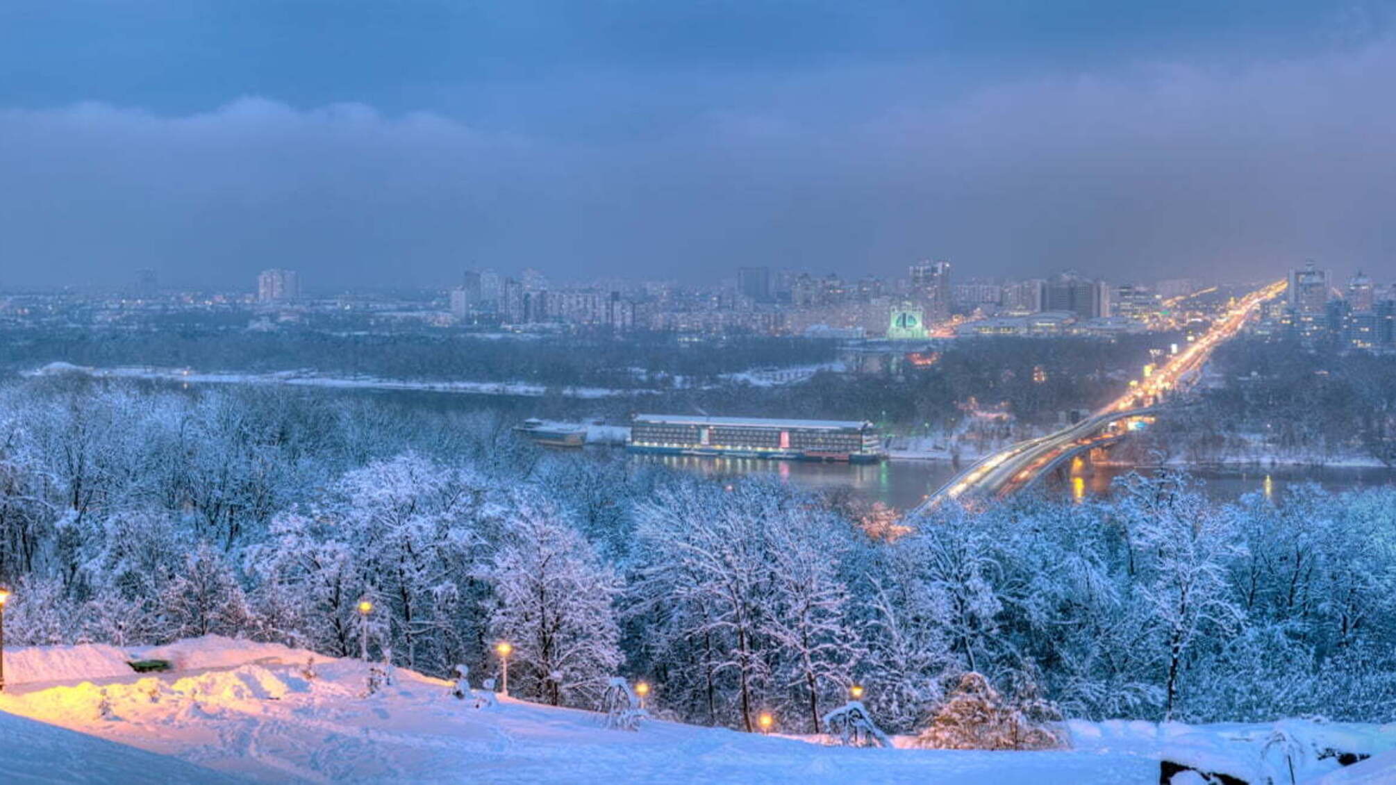Кияни у соцмережах з'ясовують причину виникнення невідомого смороду в столиці