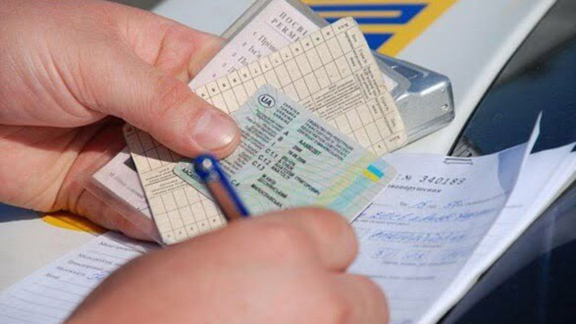 Громадський діяч назвав водійські права пережитком минулого