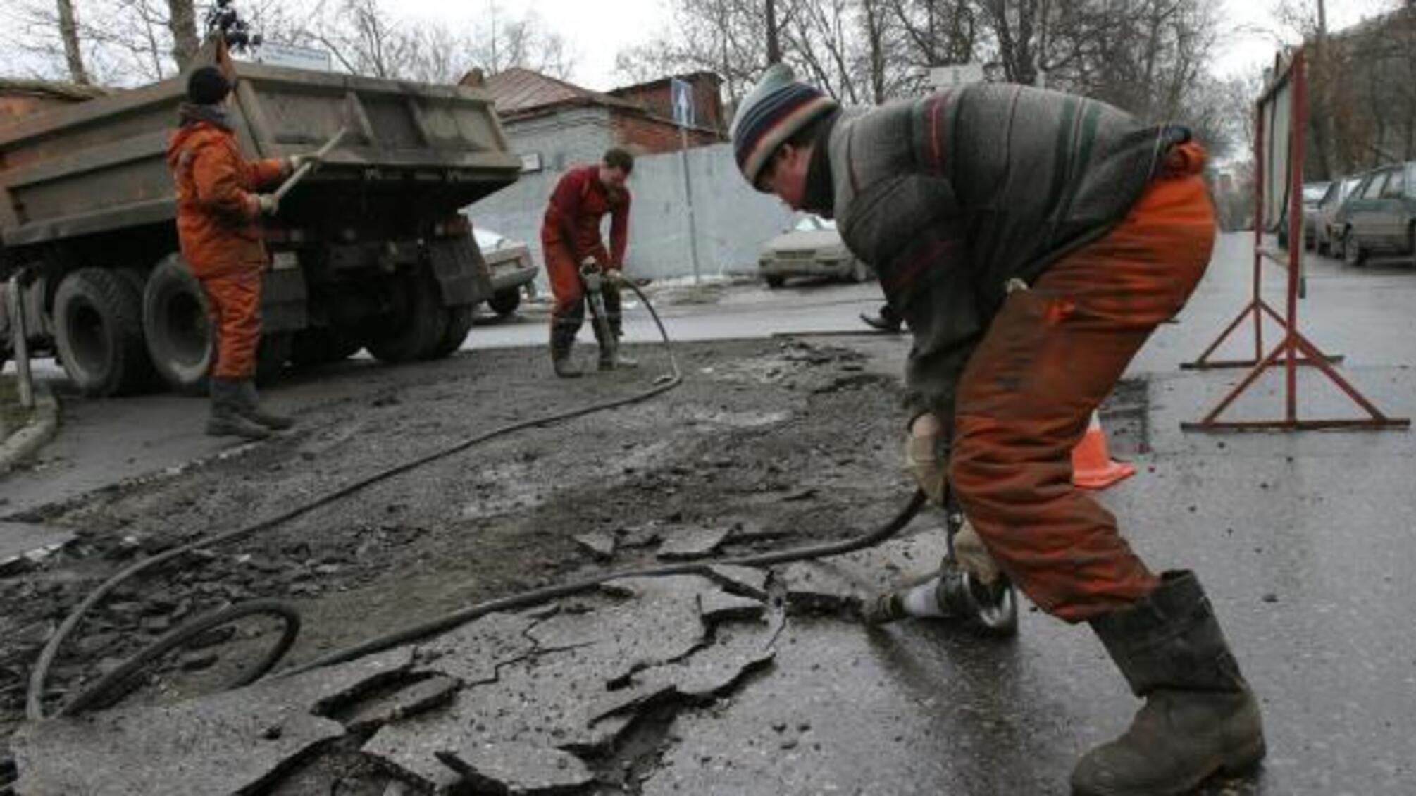 У Криму дороги ремонтують з допомогою віників