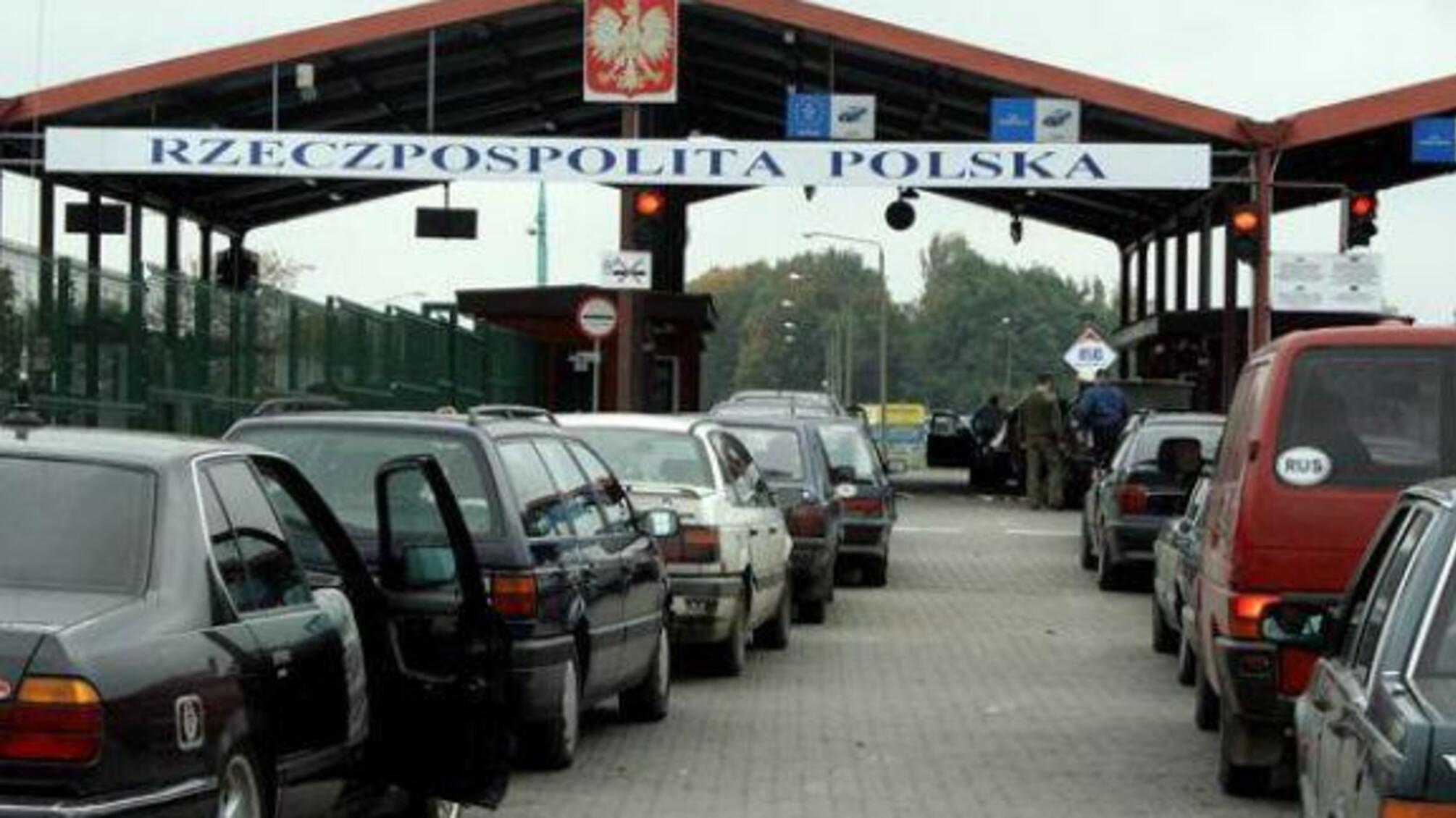 На кордоні з Польщею й Угорщиною понад 500 автомобілів стоять у черзі