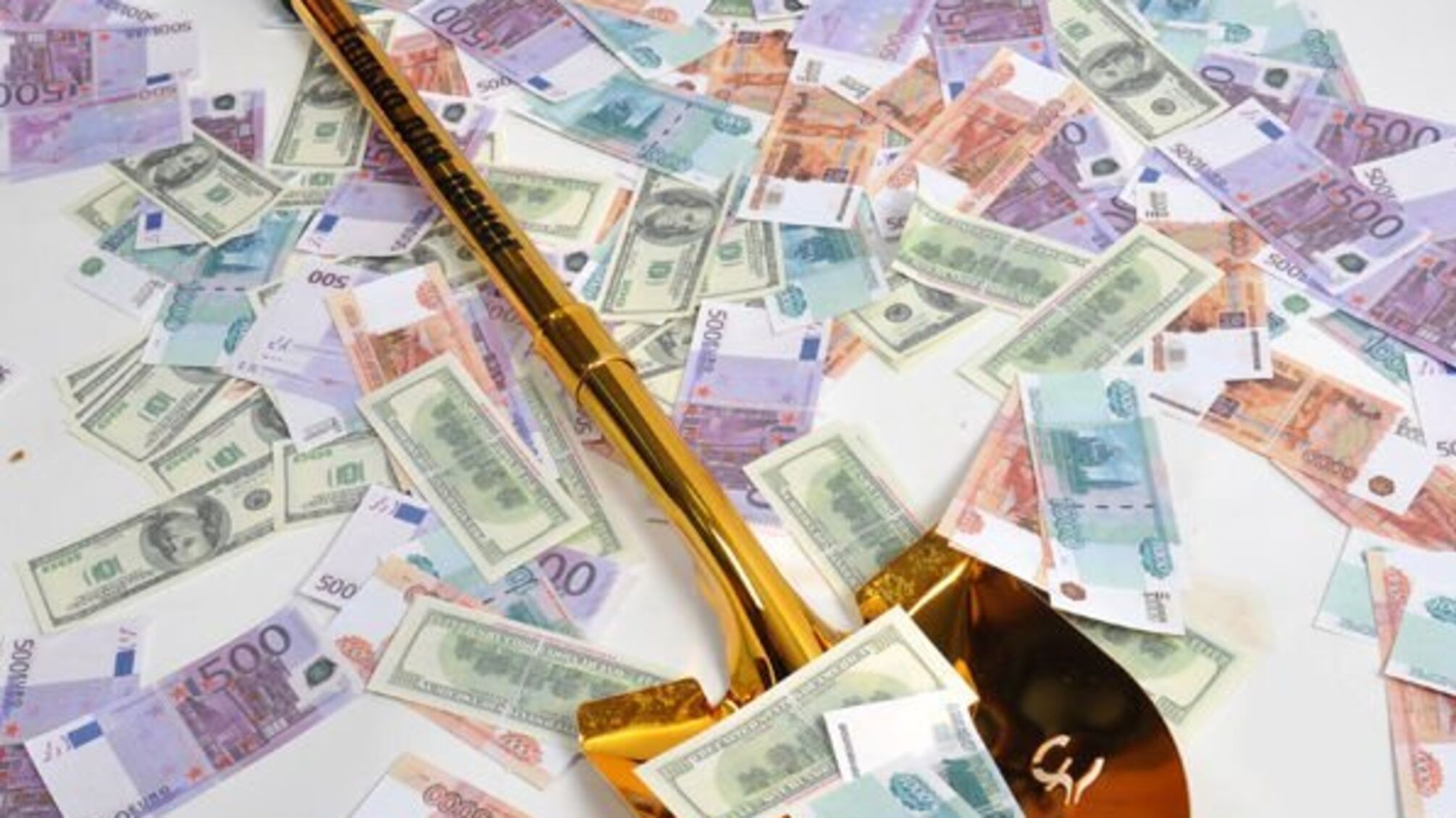 Золота лопата vs золотий батон: у помешканні Рената Кузьміна знайшли дивний 'сувенір'